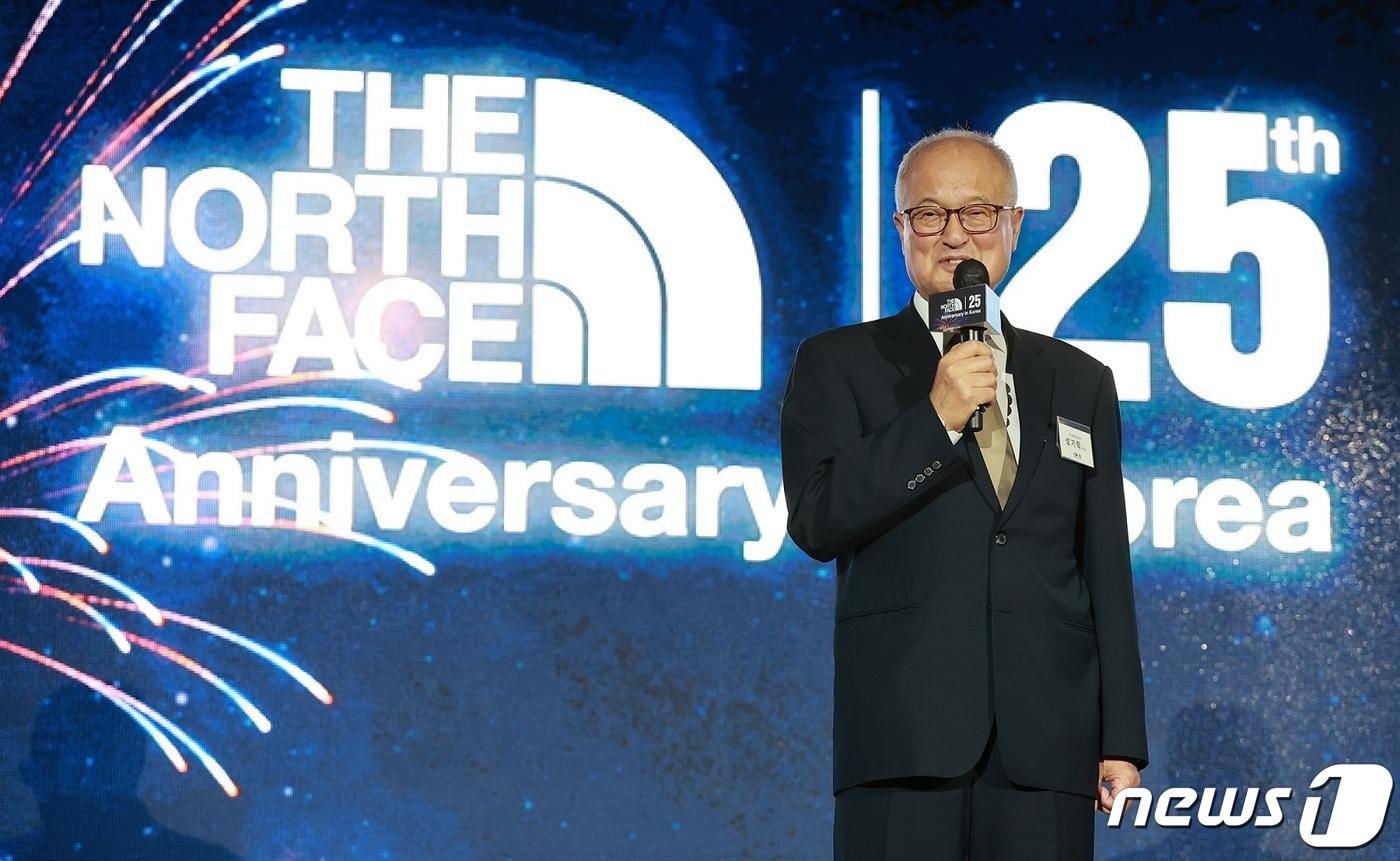 성기학 영원아웃도어 회장이 지난 1일 서울 중구 신라호텔에서 열린 글로벌 아웃도어 브랜드 노스페이스의 국내 론칭 25주년 기념행사에서 축사를 하고 있다. 이번 행사에는 주요 임직원을 비롯한 대내외 500여 명의 인사가 참석해, 노스페이스 브랜드의 국내에서의 지난 25년간의 발자취와 성과를 되짚어보며, 결속과 화합의 시간을 공유했다. (노스페이스 제공) 2022.7.4/뉴스1