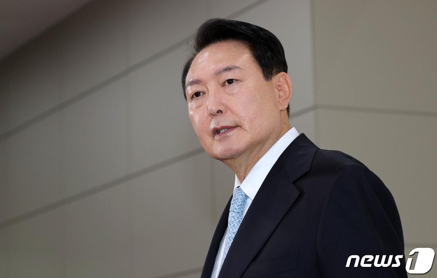 윤석열 대통령이 지난 4일 오전 용산 대통령실 청사에서 열린 출근길 도어스테핑에서 취재진의 질문에 답하고 있다. (대통령실사진기자단) 2022.7.4/뉴스1 ⓒ News1 오대일 기자