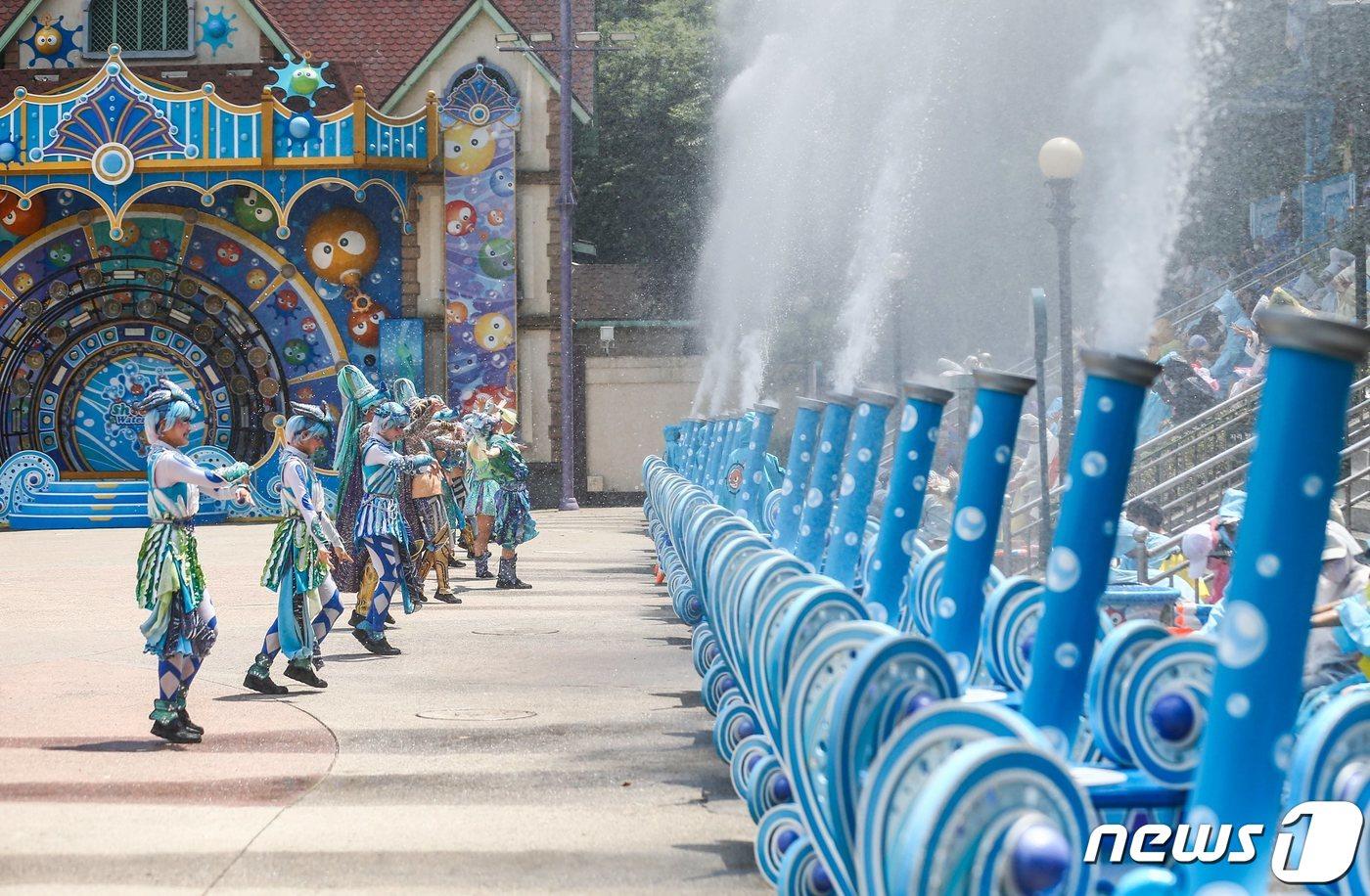 에버랜드가 지난달 17일부터 여름축제 '썸머워터펀(Summer Water Fun)'을 진행하고 있다고 4일 밝혔다. '스파클링썸머(Sparkling Summer)'를 컨셉으로 펼쳐지는 올해 여름축제에서는 시원하게 터져 나오는 탄산수처럼 고객들이 즐겁게 경험할 수 있는 다양한 여름 콘텐츠를 선보이고 있다. 사진은 카니발 광장에서 진행되는 초대형 워터쇼 '슈팅워터펀'. (에버랜드 제공) 2022.7.4/뉴스1