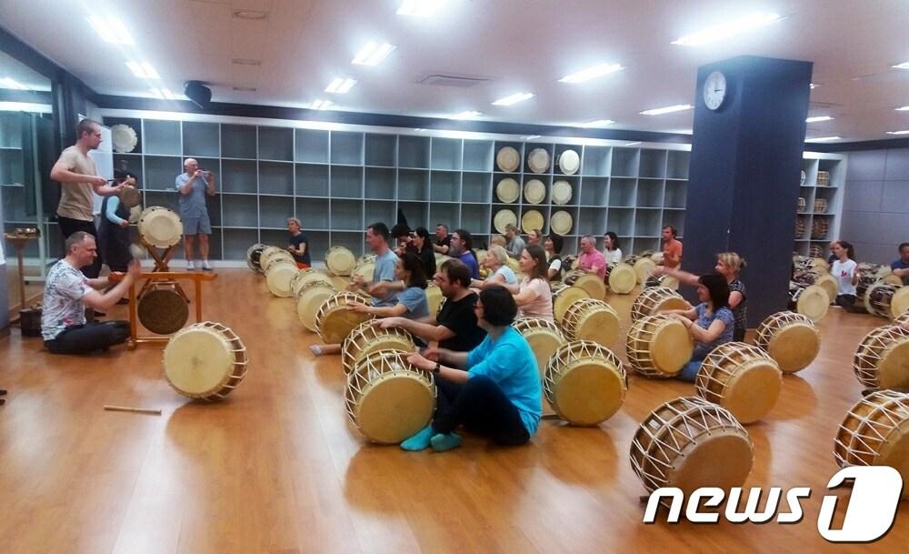 본문 이미지 - 영동군 심천면 국악체험촌을 찾은 외국인들이 국악 체험을 하고 있다.  (영동군 제공)ⓒ 뉴스1