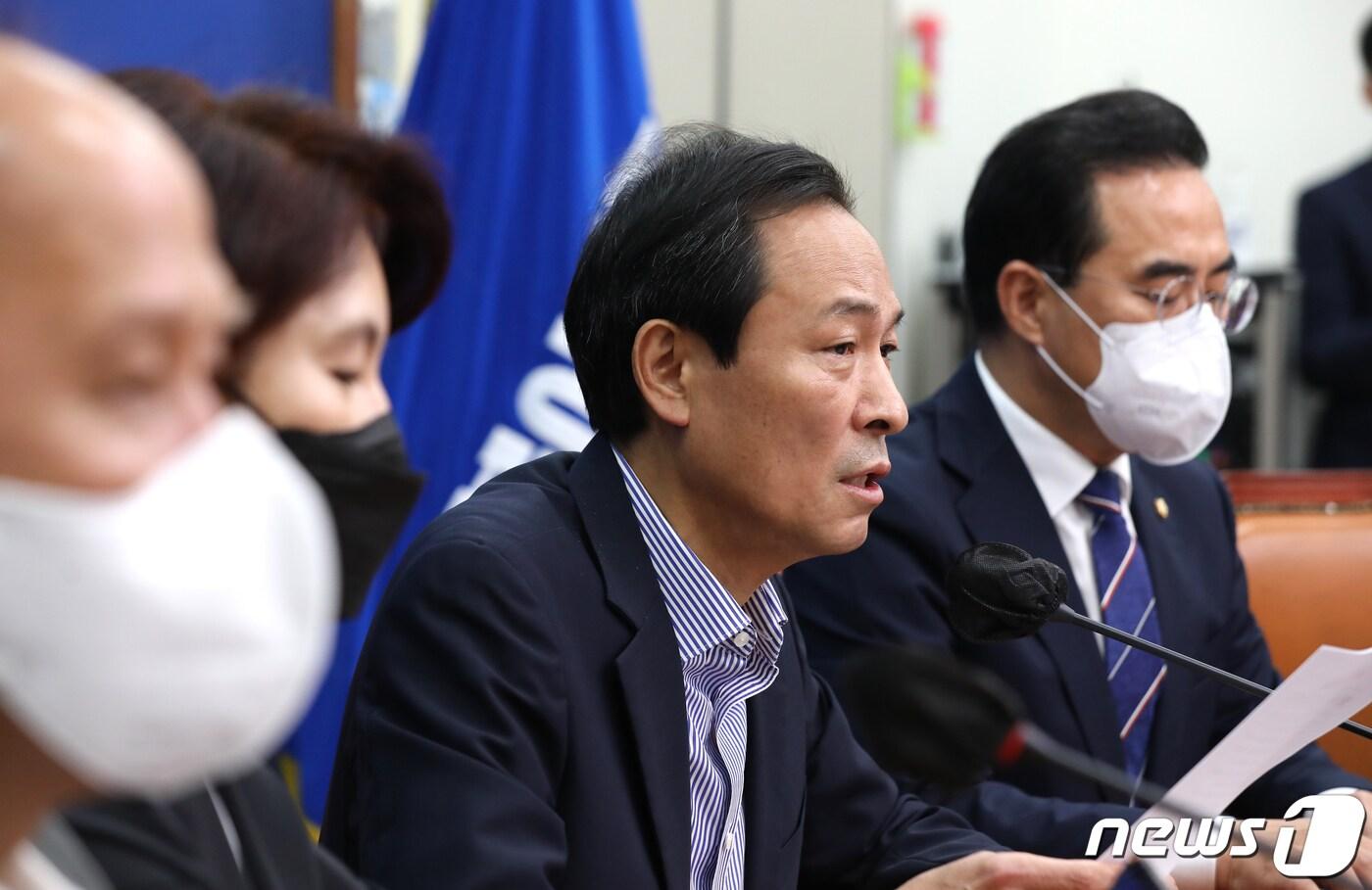 본문 이미지 - 우상호 더불어민주당 비상대책위원장이 4일 오전 국회에서 열린 비상대책위원회의에서 모두발언을 하고 있다. (공동취재) 2022.7.4/뉴스1 ⓒ News1 허경 기자