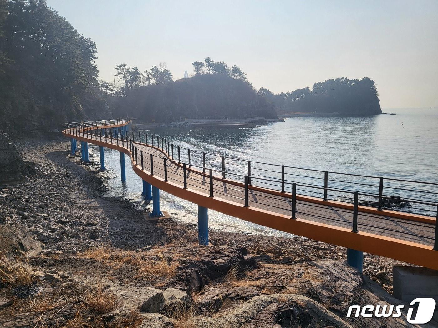 본문 이미지 - 사천 남일대 해수욕장과 코끼리바위 구간 해안산책로의 일부 복구된 모습(사천시 제공). 2022.7.4 ⓒ 뉴스1