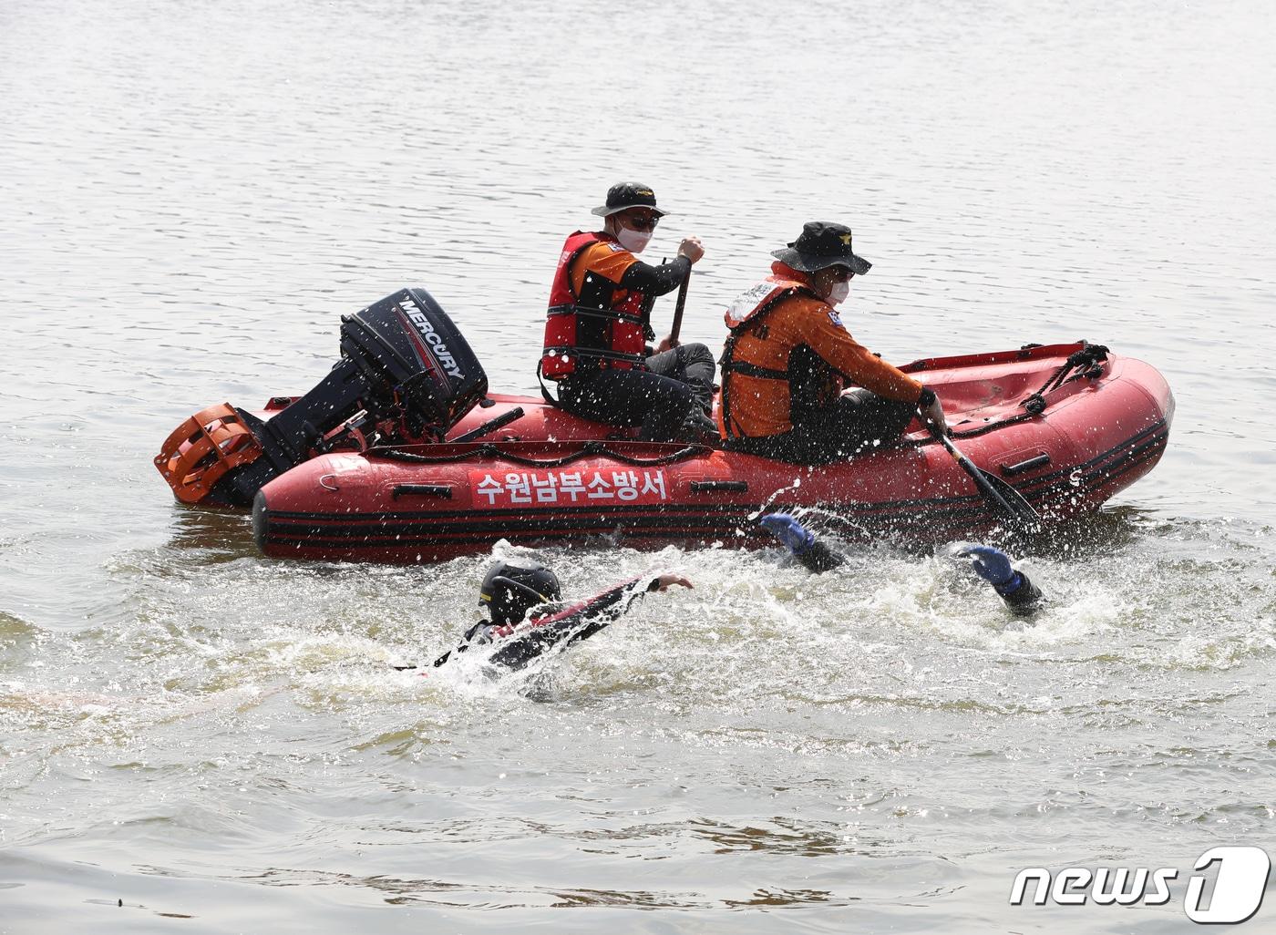 본문 이미지 - 경기 수원시 팔달구 서호에서 수원남부소방서 구조대원들이 수난 구조 훈련을 하고 있다.  2022.7.4/뉴스1 ⓒ News1 신웅수 기자