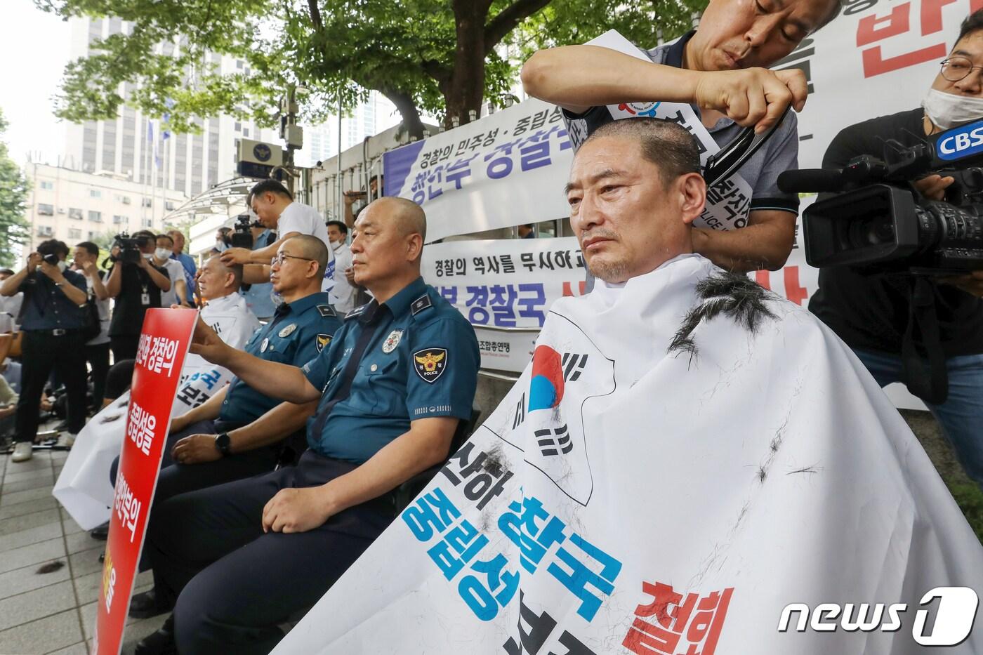 본문 이미지 - 민관기 충북 청주 흥덕경찰서 직장협의회장 등 전국경찰직장협의회 관계자들이 4일 오전 서울 서대문구 경찰청 앞에서 행정안전부 내 경찰국 신설을 반대하며 삭발식을 갖고 있다. 2022.7.4/뉴스1 ⓒ News1 민경석 기자