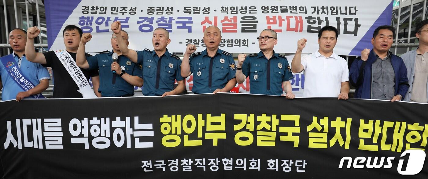 본문 이미지 - 민관기 충북 청주 흥덕경찰서 직장협의회장 등 전국경찰직장협의회 관계자들이 4일 오전 서울 서대문구 경찰청 앞에서 행정안전부 내 경찰국 신설을 반대하며 삭발식을 가진 뒤 구호를 외치고 있다. 2022.7.4/뉴스1 ⓒ News1 민경석 기자