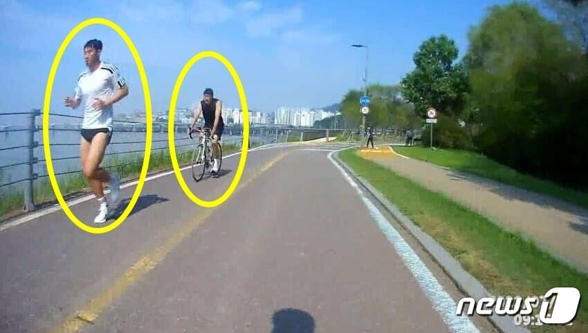 본문 이미지 - 지난 3일 한강 근처에서 손흥민과 그의 부친 손웅정씨로 추정되는 남성 두 명이 포착됐다. (온라인 커뮤니티 갈무리) ⓒ 뉴스1