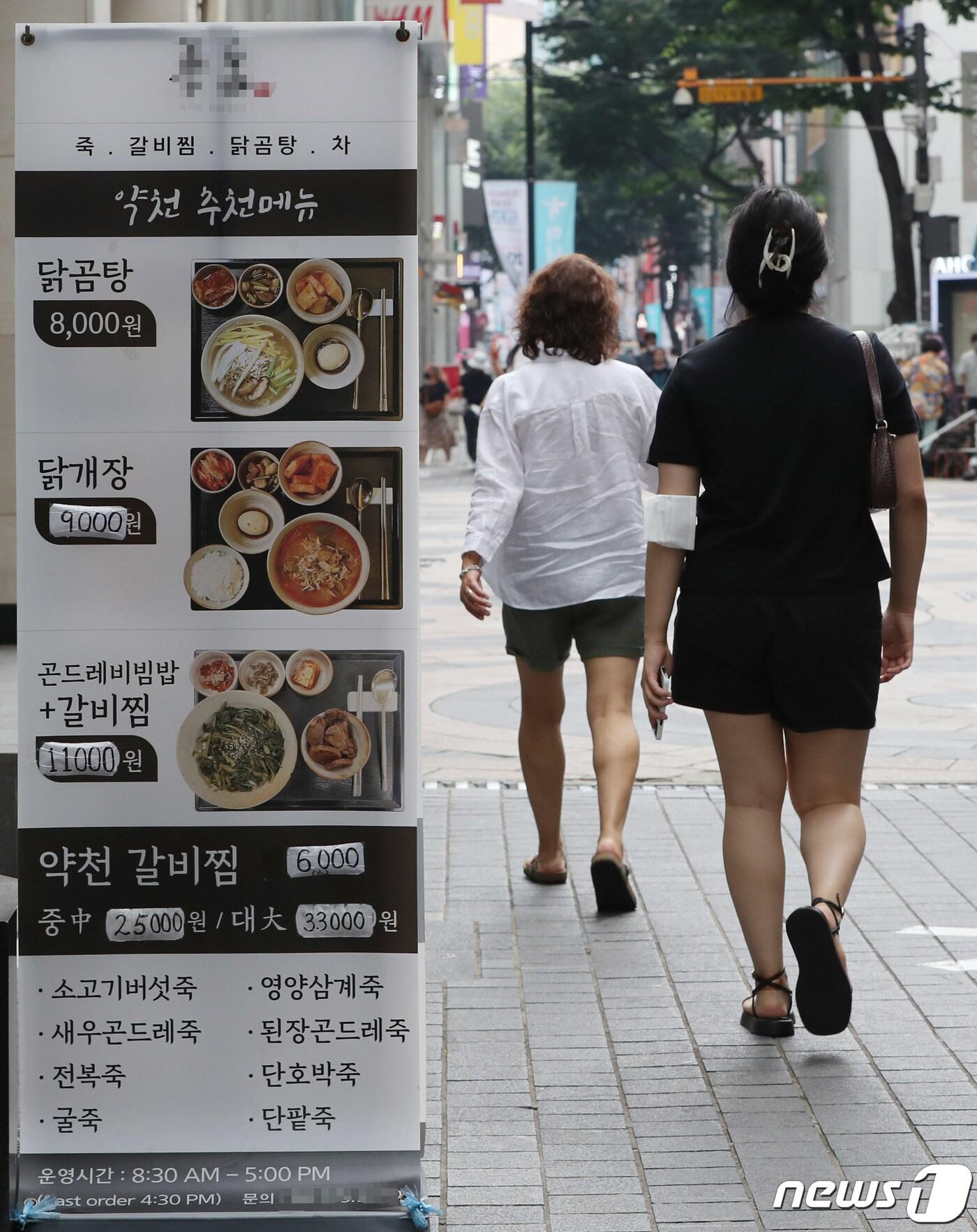 본문 이미지 - 지난달 4일 서울 명동의 식당가에 메뉴와 가격표가 안내되어 있다. 올 상반기 농축산물 가격 오름세와 러시아와 우크라이나 전쟁으로 인한 곡물·원자재, 물류비 상승 등 여러 악재가 겹치면서 원부자재 가격이 급등해 식음료업계와 외식 물가 가격 인상이 계속되고 있다.  2022.7.4/뉴스1 ⓒ News1 박세연 기자