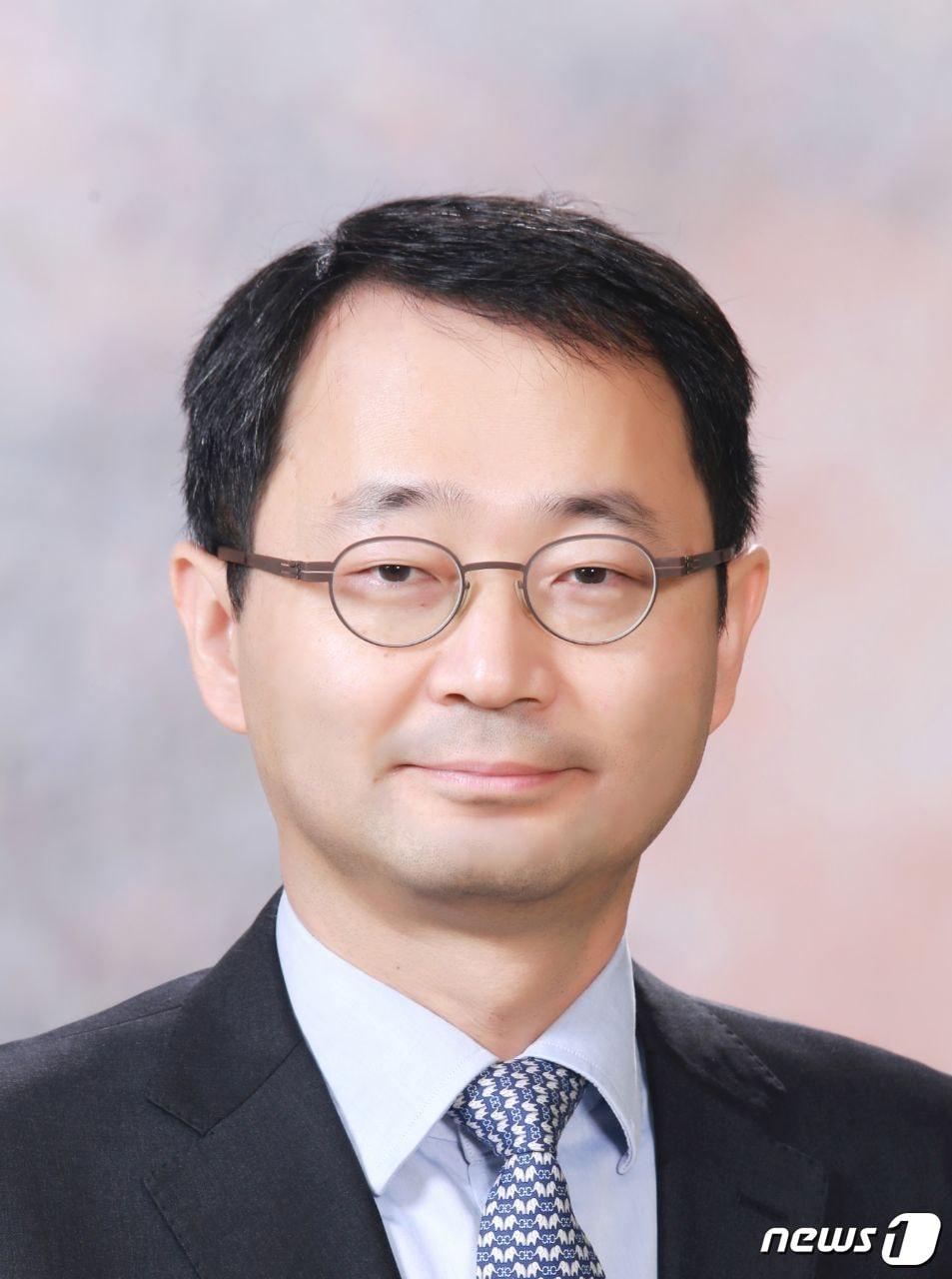 본문 이미지 - 윤석열 대통령은 4일 신임 공정거래위원장에 송옥렬 서울대 법학전문대학원 교수를 지명했다. 송 후보자는 윤 대통령과 사법연수원 23기 동기로, 상법 분야의 권위자로 평가받는다. (대통령실 제공) 2022.7.4/뉴스1