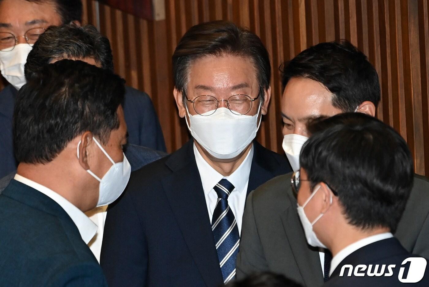 본문 이미지 - 이재명 더불어민주당 의원이 4일 오후 서울 여의도 국회에서 열린 제398회 국회(임시회) 제1차 본회의에서 국회의장 투표를 위해 줄을 서 있다. (공동취재) 2022.7.4/뉴스1 ⓒ News1 이재명 기자