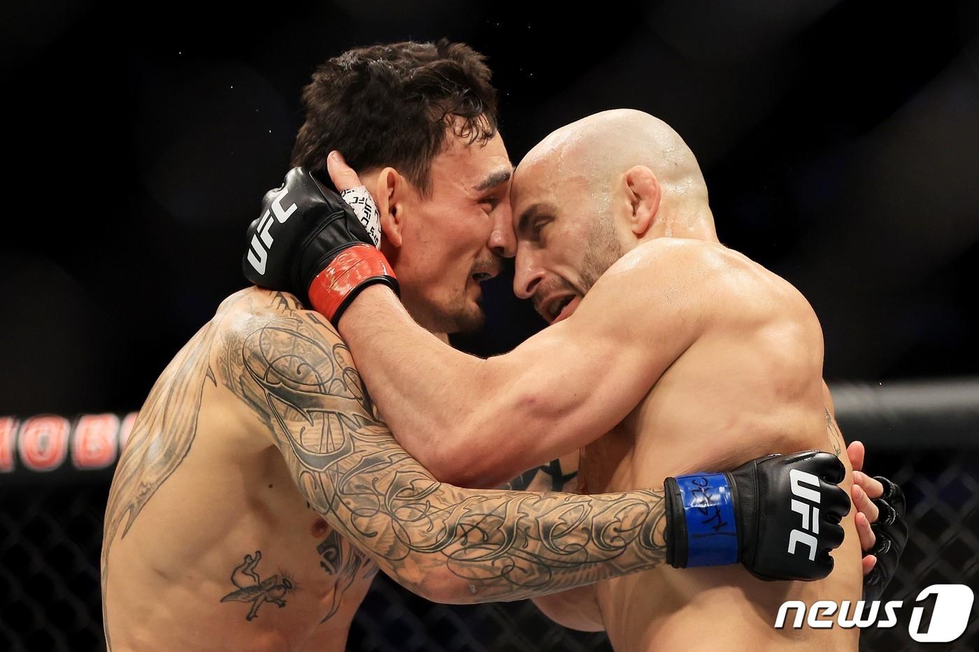 본문 이미지 - 맥스 할로웨이(왼쪽)과 알렉산더 볼카노프스키.ⓒ AFP=뉴스1