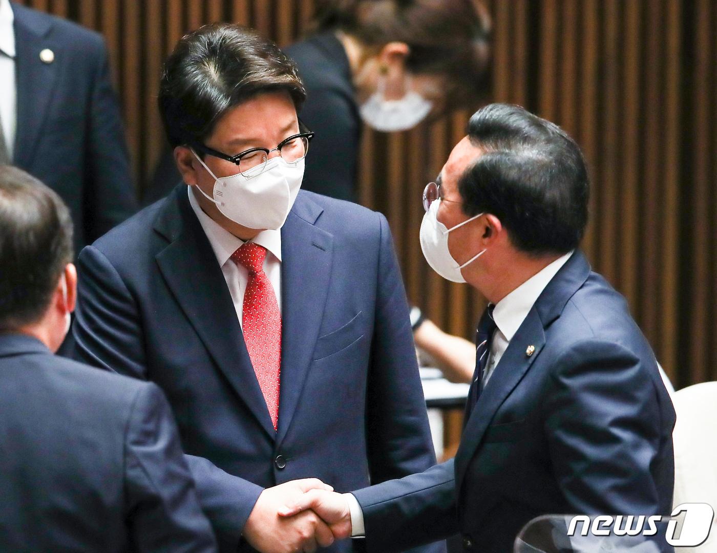본문 이미지 - 권성동 국민의힘 원내대표(왼쪽)와 박홍근 더불어민주당 원내대표가 일 오후 서울 여의도 국회에서 열린 제398회 국회(임시회) 제1차 본회의에서 인사하고 있다. (공동취재) 2022.7.4/뉴스1 ⓒ News1 이재명 기자