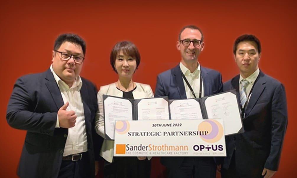 본문 이미지 - 좌측부터 샌더스트로스만 아시아퍼시픽 총괄 Frederick Fong, 옵투스제약 박은영 대표이사, 샌더스트로스만 CEO Michael Sander, 옵투스제약 사업개발부 총괄 고대호 이사ⓒ 뉴스1