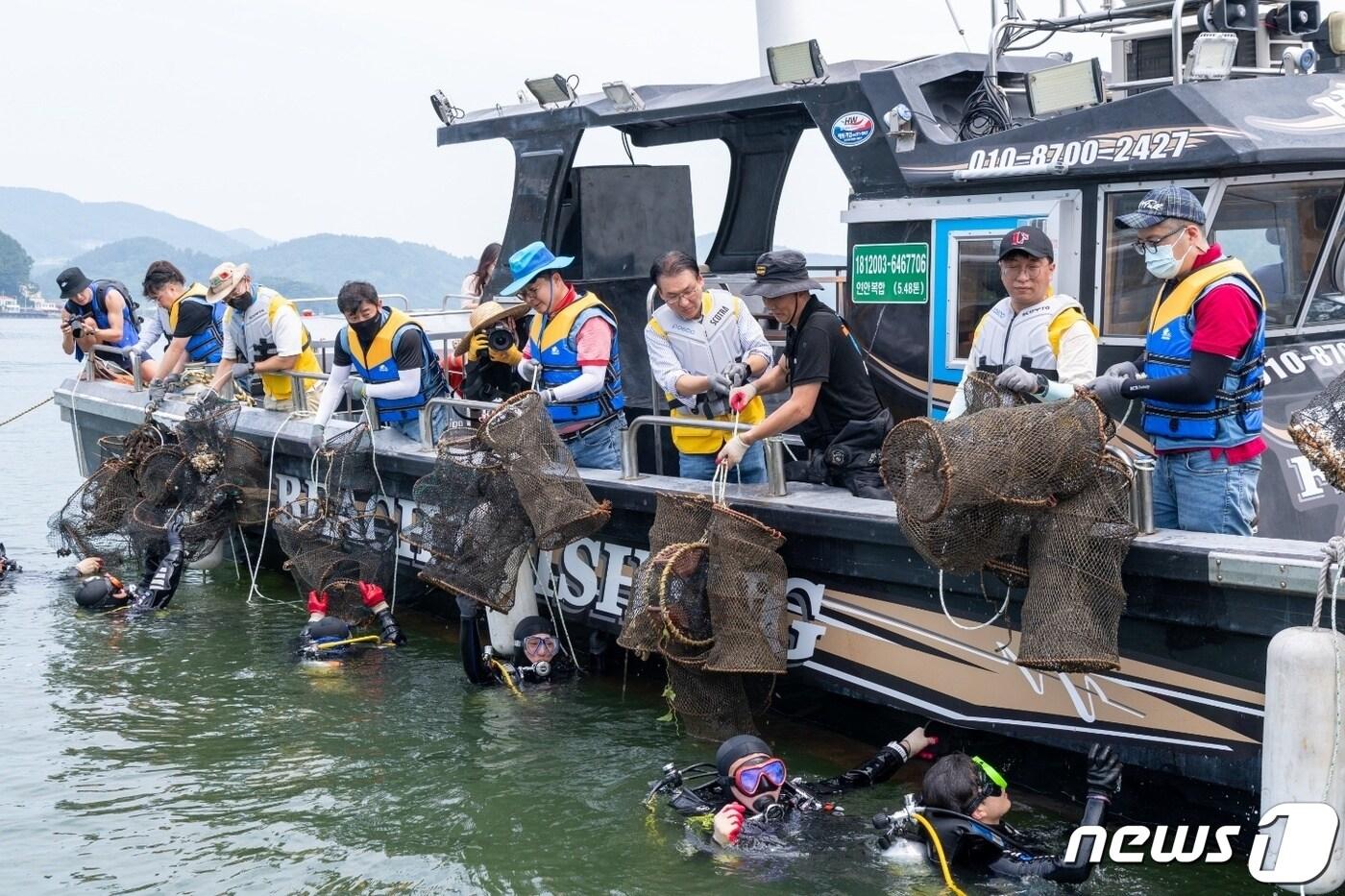 본문 이미지 - 지난 2일 광양제철소가 친환경 캠페인 '가플지우'에 참여하고 태인동 배알도 수변공원에서 대규모 연합 연안정화활동을 펼쳤다.(광양제철소 제공)2022.7.4/ⓒ 뉴스1