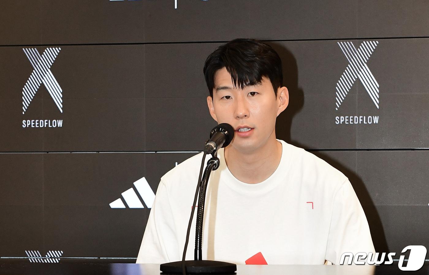 본문 이미지 - 대한민국 축구 국가대표팀의 에이스 손흥민이 4일 오전 서울 마포구 아디다스 홍대 브랜드 센터에서 열린 ‘손 커밍 데이’에 참석해 취재진 질문에 답변하고 있다. (아디다스 제공) 2022.7.4/뉴스1 ⓒ News1 김진환 기자