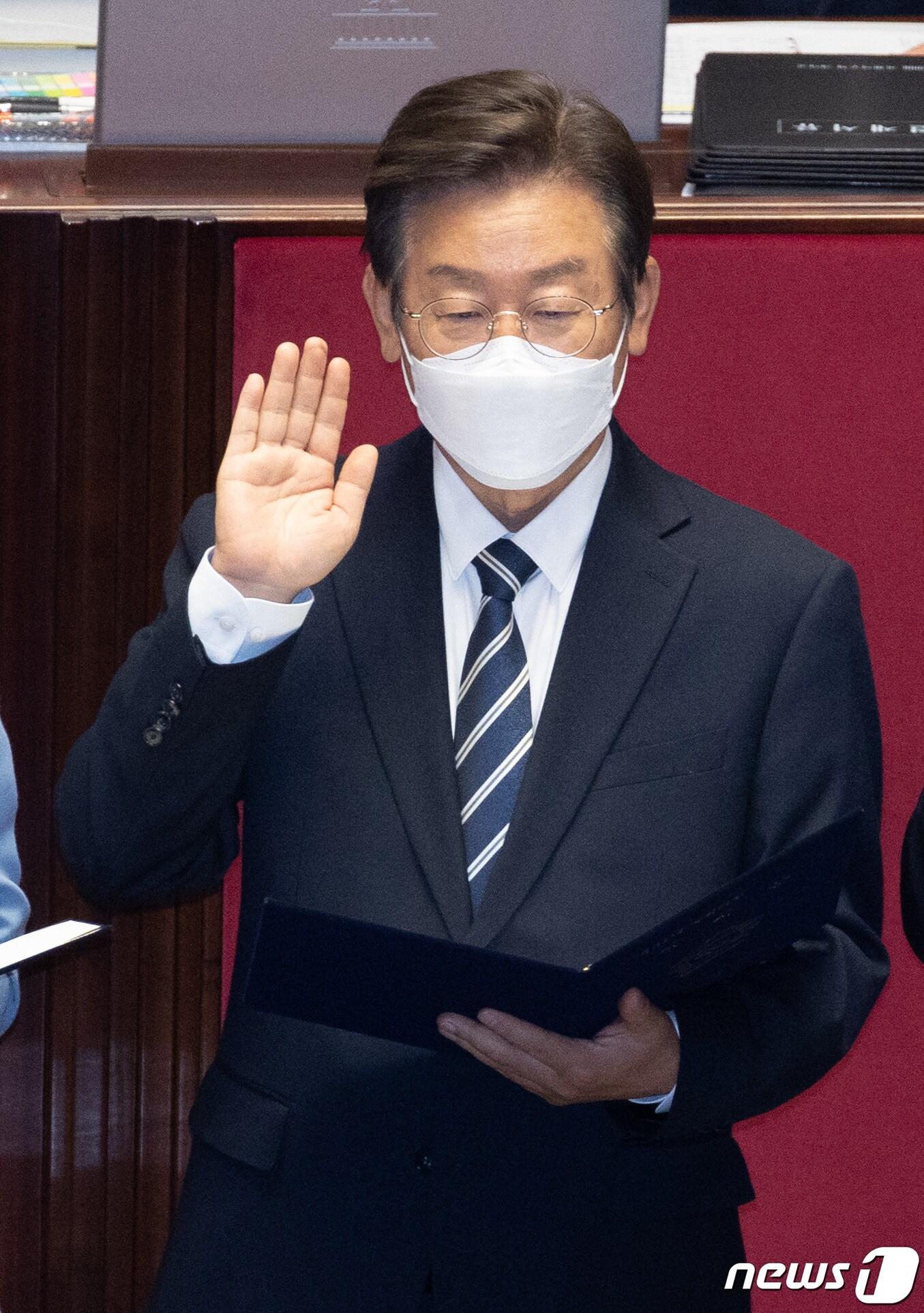 본문 이미지 - 이재명 더불어민주당 의원이 4일 오후 서울 여의도 국회에서 열린 제398회 국회(임시회) 제1차 본회의에서 국회의원 선서를 하고 있다. ⓒ News1 이재명 기자
