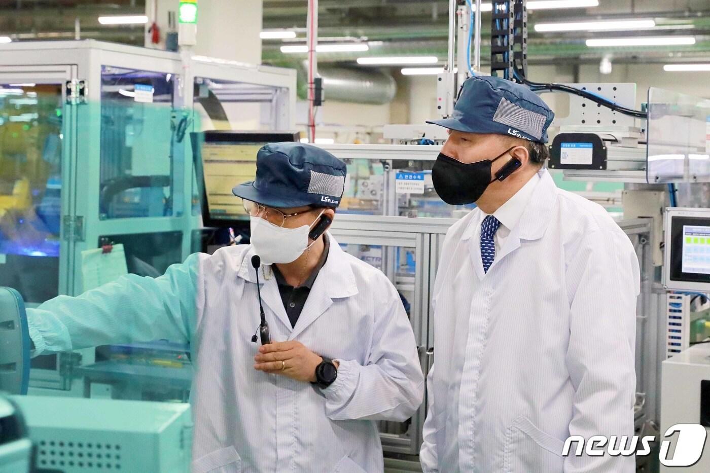 본문 이미지 - 장영진 산업통상자원부 1차관이 4일 오후 충북 청주시 흥덕구 LS일렉트릭 청주 제1공장에서 생산라인을 둘러보고 있다. (산업통상자원부 제공) 2022.7.4/뉴스1