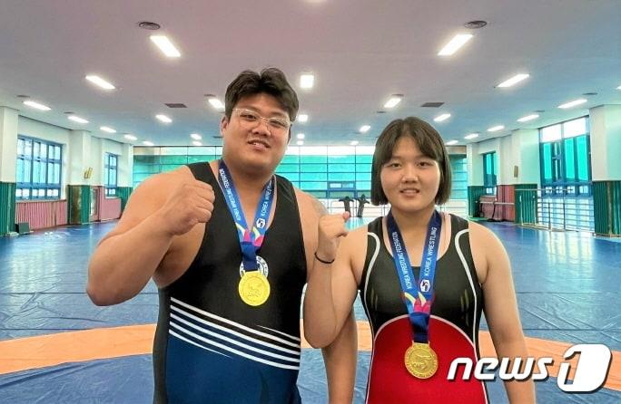 본문 이미지 - '제47회 KBS배 전국 레슬링대회'에서 금메달을 획득한 이태빈(왼쪽), 이나현 남매.(전북체육회 제공)ⓒ 뉴스1