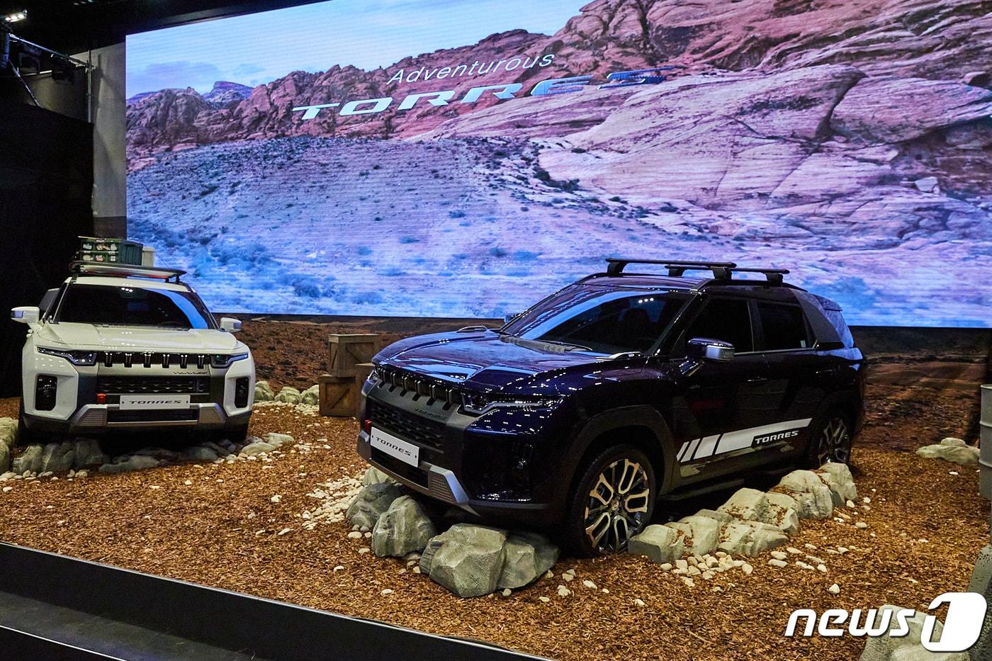 본문 이미지 - 5일 인천 영종도 네스트호텔에서 열린 쌍용자동차 SUV ‘토레스(TORRES)’ 미디어 쇼케이스에 신차가 전시돼 있다.  (쌍용차 제공) 2022.7.5/뉴스1