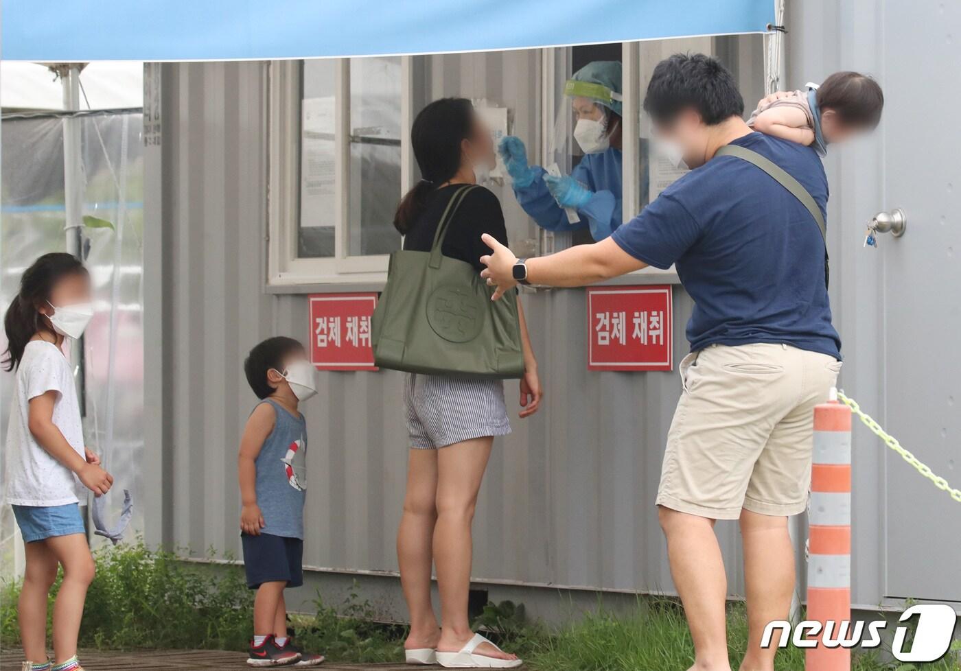 질병관리청 중앙방역대책본부에 따르면 5일 0시 기준 신종 코로나바이러스 감염증 신규 확진자가 1만 8147명이 발생했다. 5일 오전 대전 유성구 월드컵경기장 주차장에 마련된 선별진료소에서 시민들이 코로나 검사를 받고 있다. 이날 대전지역 신규 확진자는 435명이 발생했다. 2022.7.5/뉴스1 ⓒ News1 김기태 기자