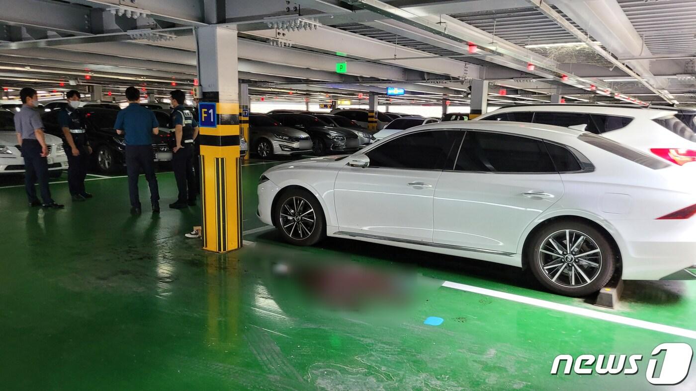 5일 오전 8시40분쯤  경북 안동시 명륜동 안동시청 주차타워에서 안동시청 직원 50대 여성 A씨는  산하기관에 근무하는 남성 B씨가 휘두른 흉기에 찔려 숨지는 일이 발생했다.ⓒ News1 김대벽 기자