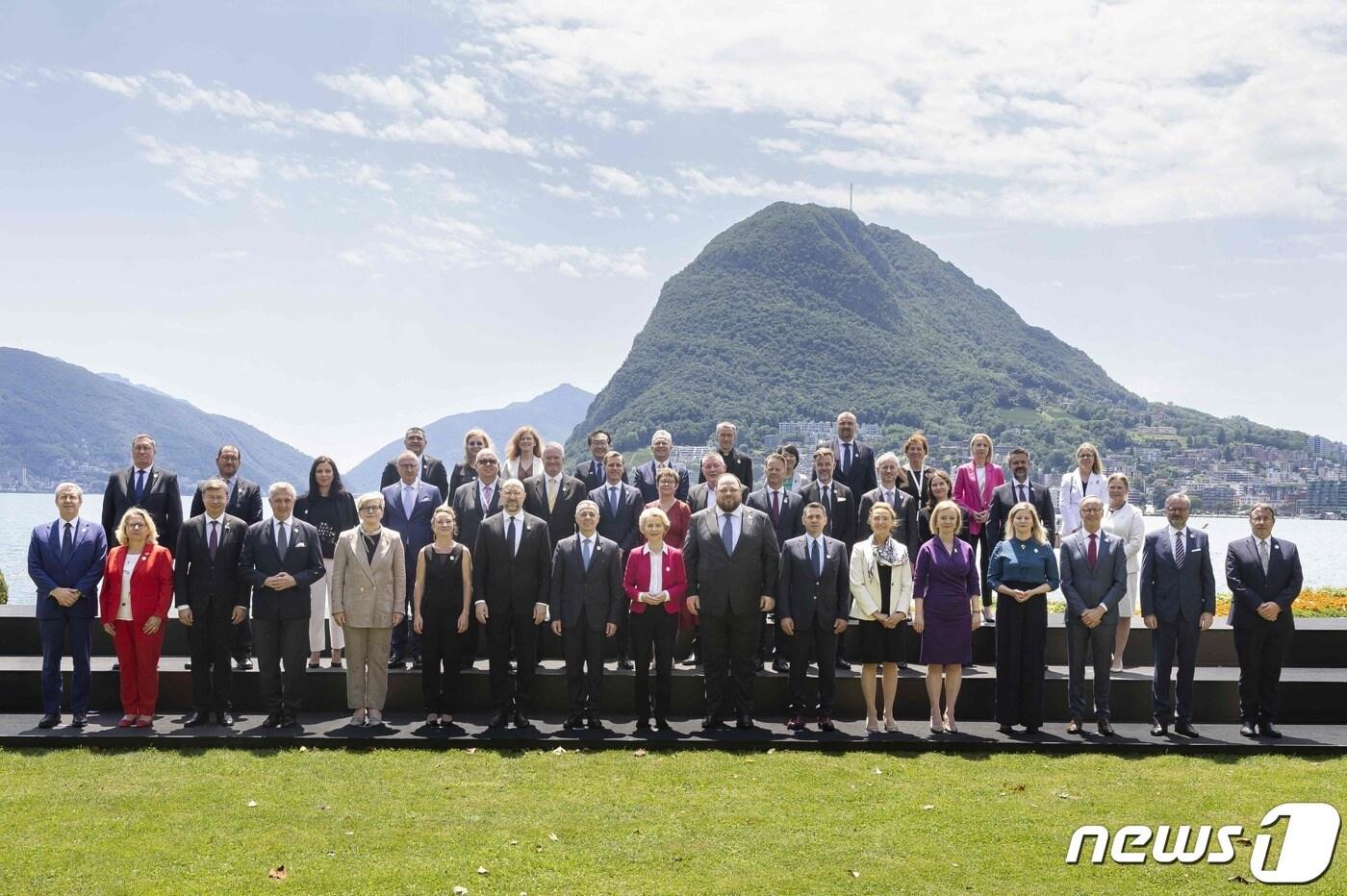 데니스 슈미할 우크라이나 총리와 이그나지오 카시스 스위스 대통령, 우르줄라 폰 데어 라이엔 유럽연합( EU) 집행위원장이 4일(현지시간) 스위스 루가노에서 열린 '우크라이나 재건회의'서 38개국 대표와 단체 사진을 찍고 있다. ⓒ AFP=뉴스1 ⓒ News1 우동명 기자