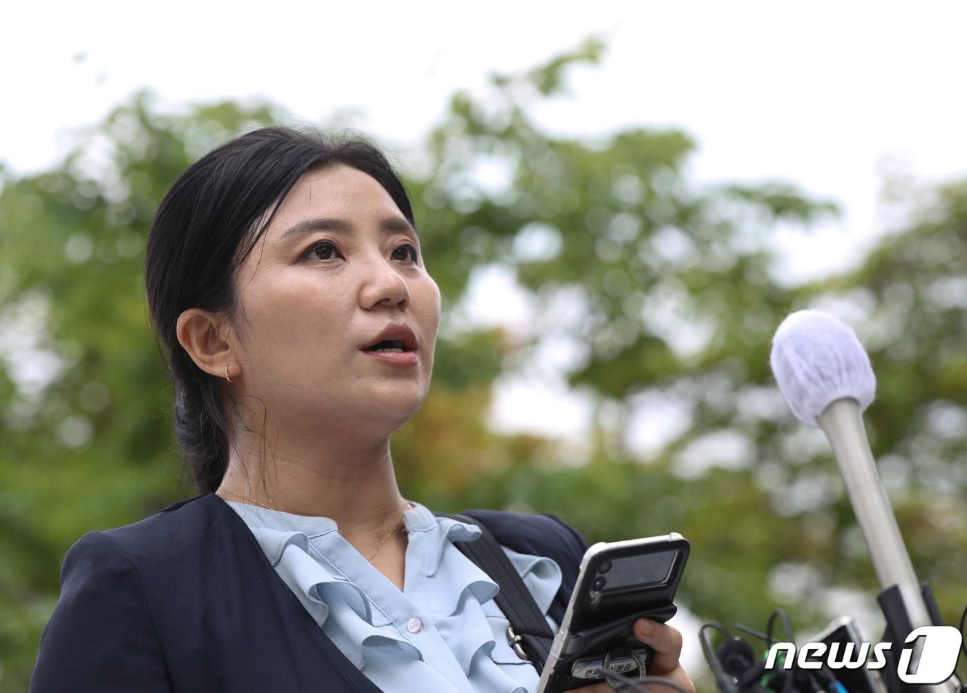 본문 이미지 - 김성진 아이카이스트 대표의 법률 대리인인 김소연 변호사가 지난 7월 5일 경기 의왕시 서울구치소 앞에서 취재진의 질문에 답하고 있는 모습. ⓒ News1 DB