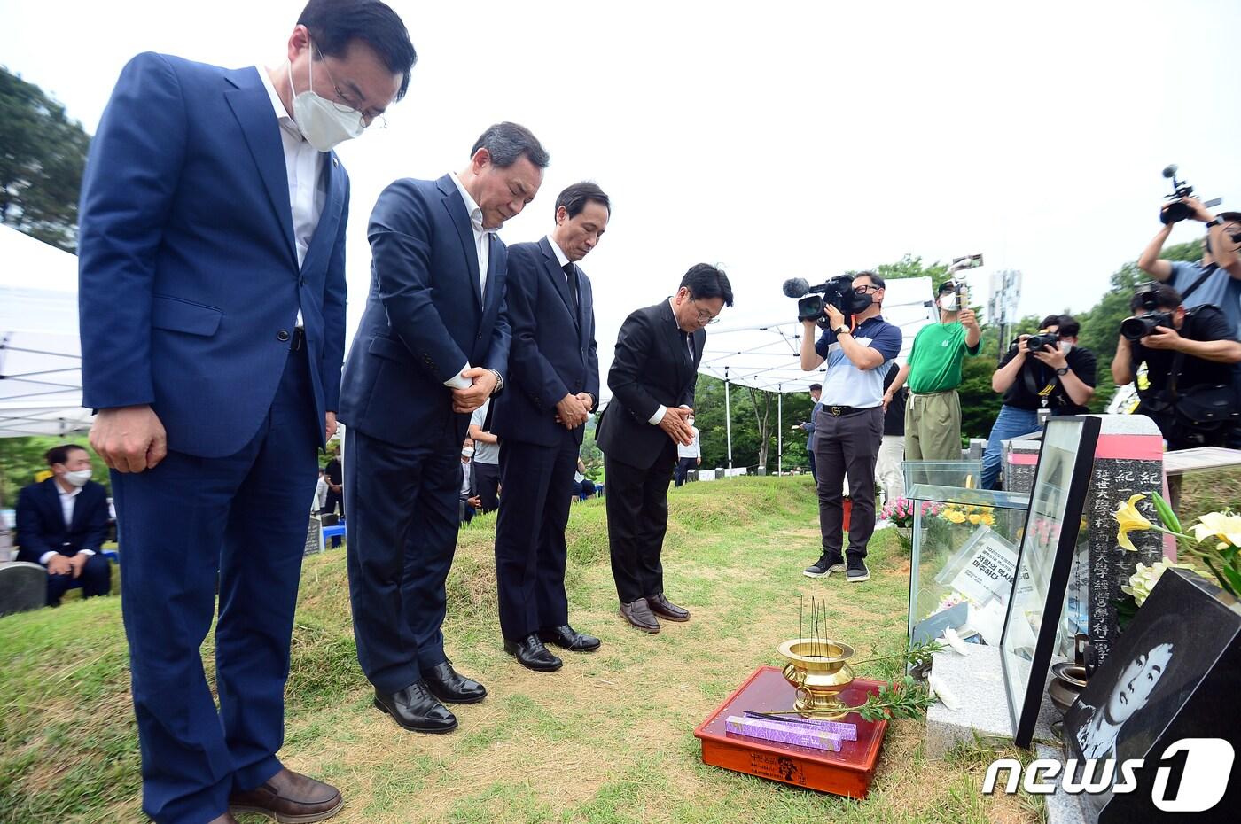 본문 이미지 - 우상호 더불어민주당 비상대책위원장(왼쪽에서 세 번째)이 5일 오후 광주 북구 망월동 민족민주열사묘역에서 열린 '35주기 이한열 추모제'에 참석해 묵념을 하고 있다. 2022.7.5/뉴스1 ⓒ News1 정다움 기자