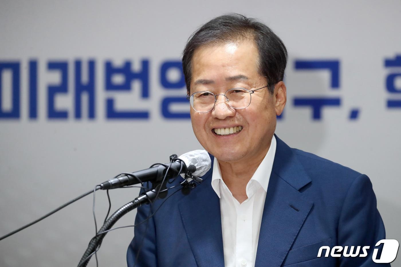 본문 이미지 - 홍준표 대구시장이 5일 오후 대구 중구 대구시청 동인동 청사에서 열린 민선8기 취임 첫 기자간담회에서 취재진 질문에 답하고 있다. 2022.7.5/뉴스1 ⓒ News1 공정식 기자