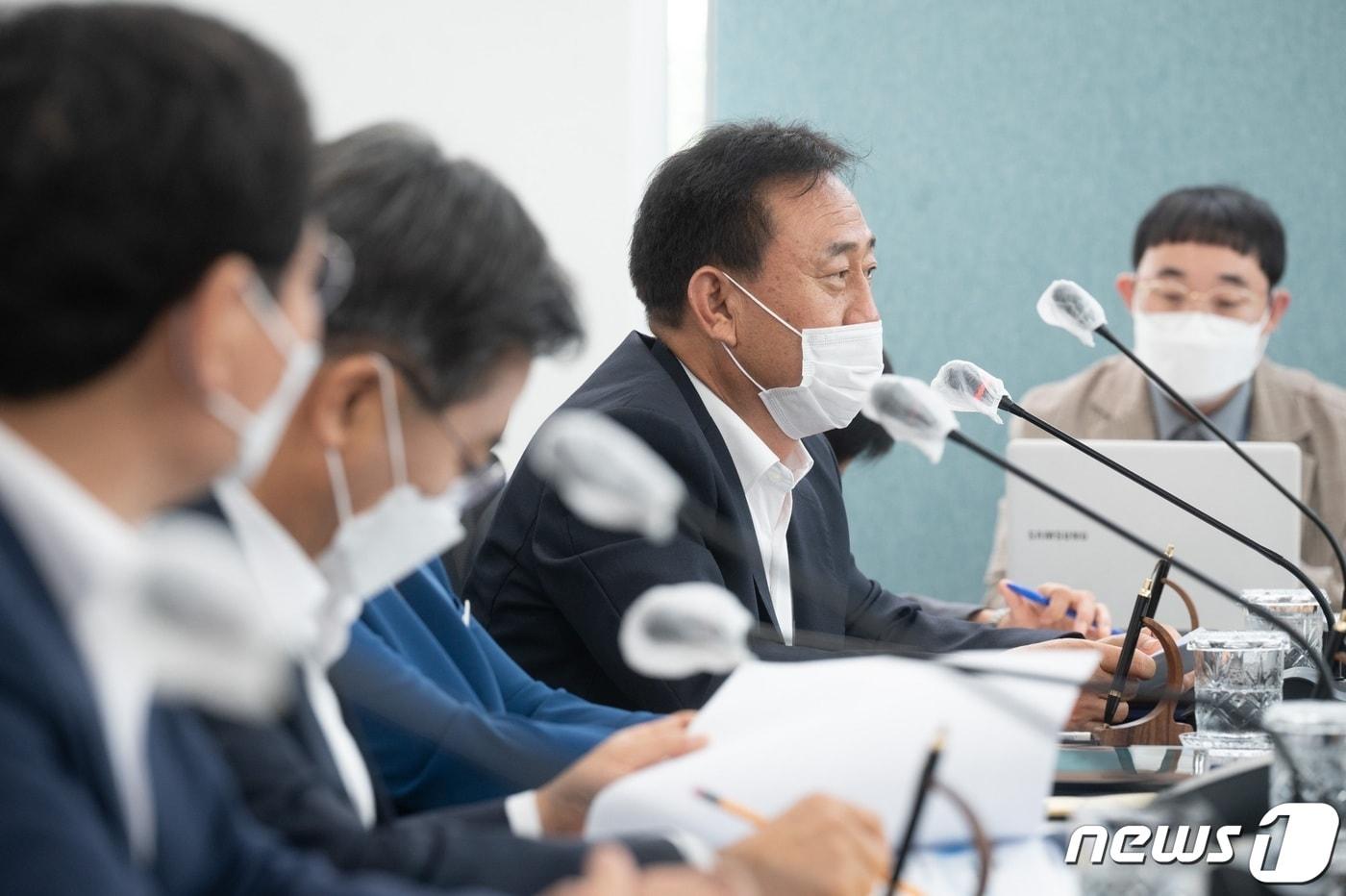 본문 이미지 - 이충우 여주시장이 5일 용인반도체클러스터 현장 방문 행사에서 대규모 개발사업 등 상생발전 방안을 제안하고 있다.(여주시 제공) ⓒ News1 