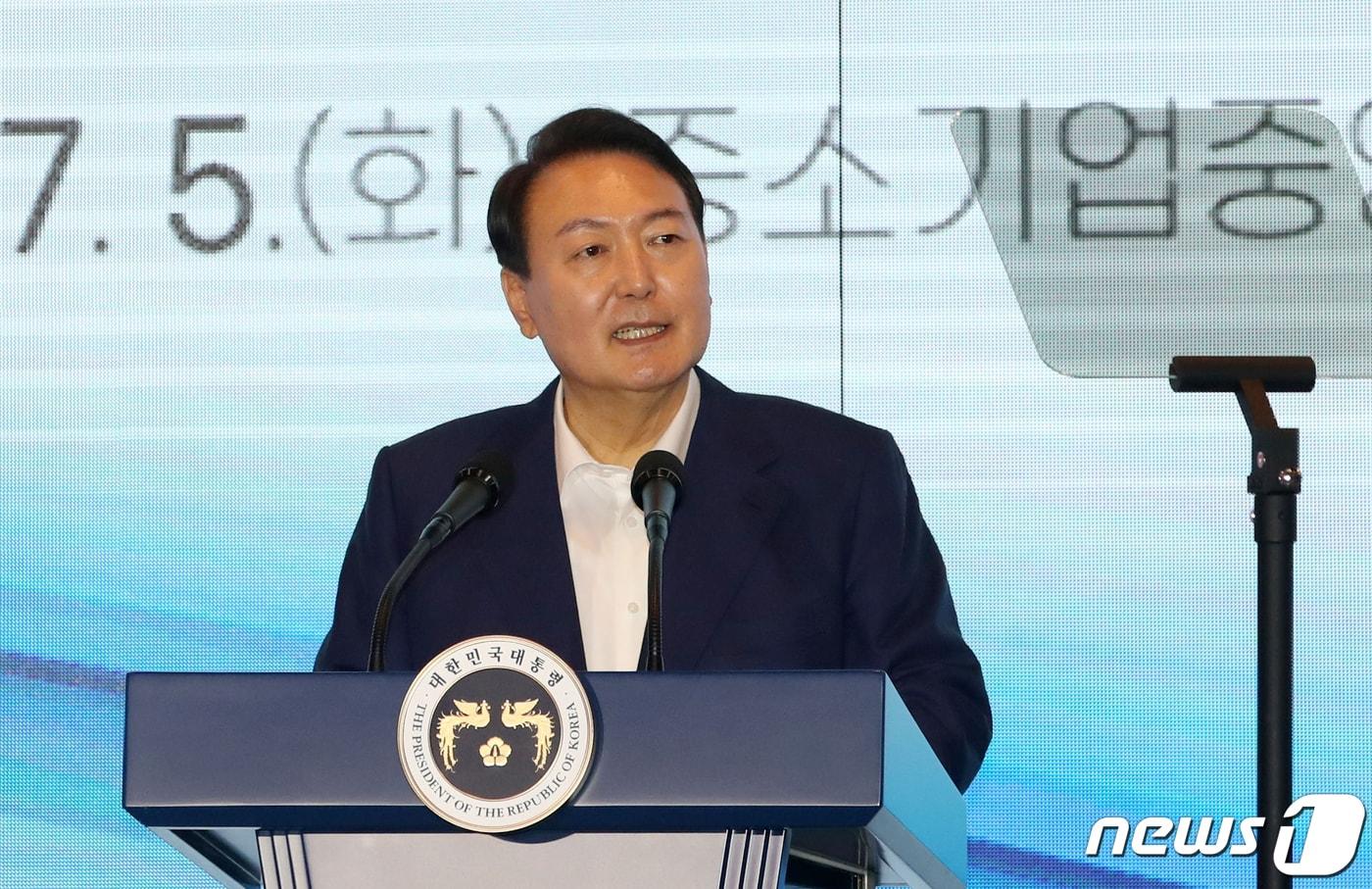 본문 이미지 - 윤석열 대통령이 5일 오후 서울 여의도 중소기업중앙회관에서 열린 제1회 여성기업주간 '여성경제인의 날 유공자 정부포상 수여식'에서 인사말을 하고 있다. (대통령실사진기자단) 2022.7.5/뉴스1 ⓒ News1 안은나 기자