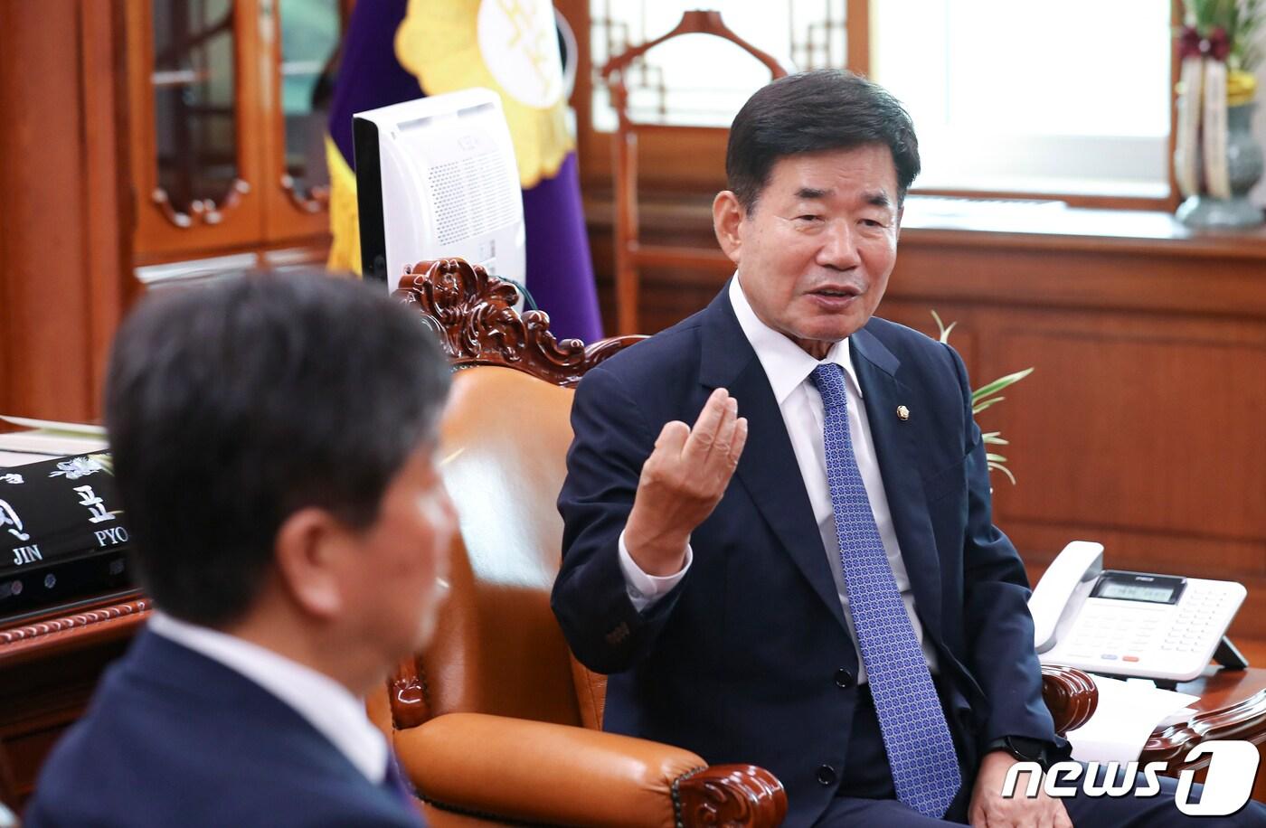 본문 이미지 - 김진표 국회의장이 5일 오후 서울 여의도 국회의장실을 예방한 김대기 대통령실 비서실장과 대화하고 있다. (공동취재) 2022.7.5/뉴스1 ⓒ News1 이재명 기자