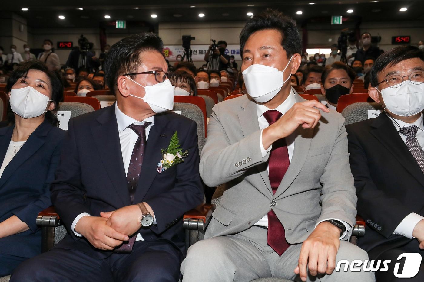 본문 이미지 - 오세훈 서울시장이 지난해 7월5일 오후 서울 마포구청 대강당에서 열린 박강수 마포구청장의 취임식에 참석해 박 구청장과 대화를 나누고 있다. /뉴스1 ⓒ News1 민경석 기자
