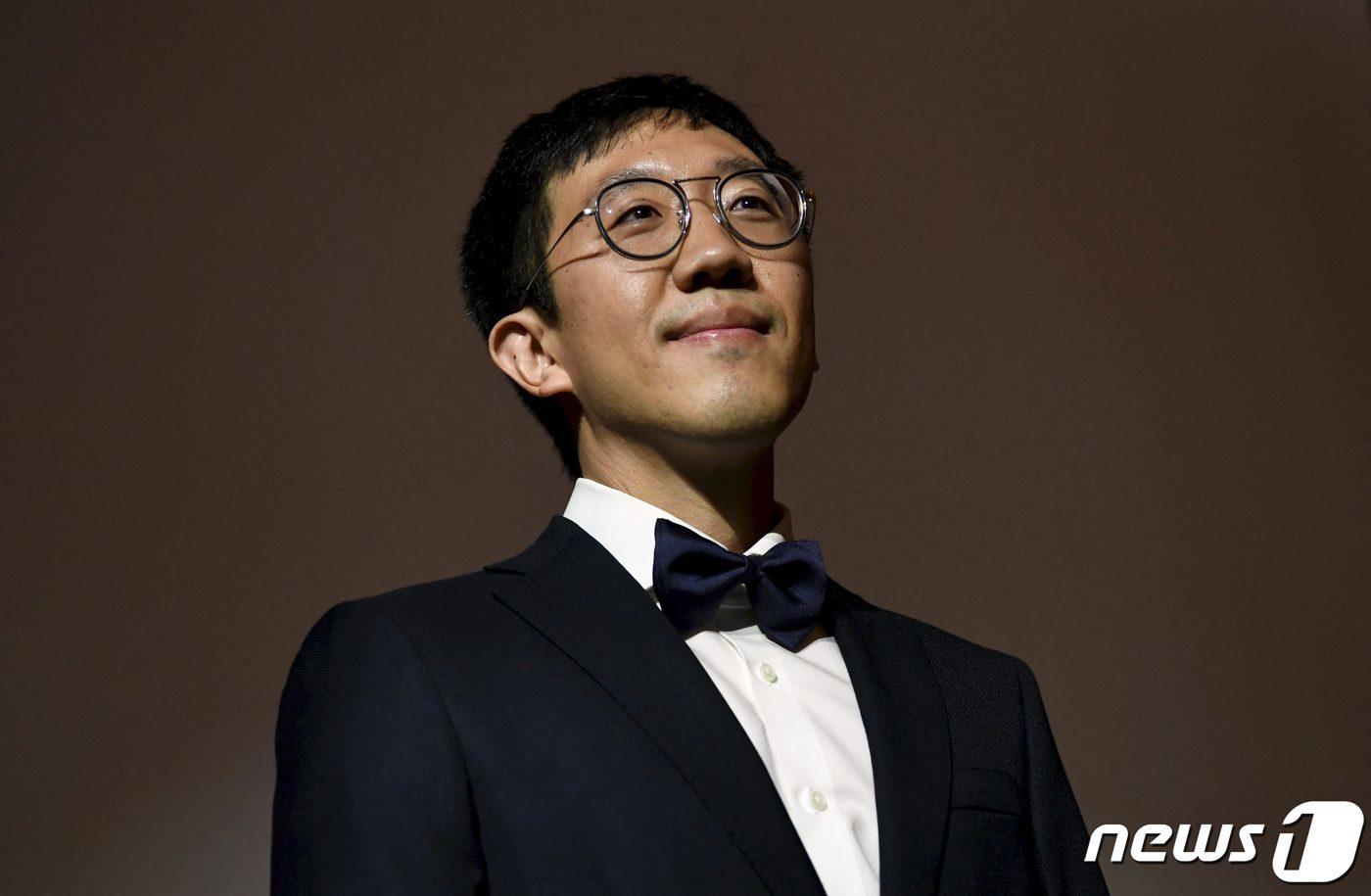 허준이 고등과학원 석학교수가 5일(현지시각) 핀란드 헬싱키 알토대학교에서 국제수학연맹이 수여하는 '수학계 노벨상'인 필즈상을 한국계로는 첫 수상을 한 뒤 포즈를 취하고 있다. ⓒ AFP=뉴스1 ⓒ News1 우동명 기자