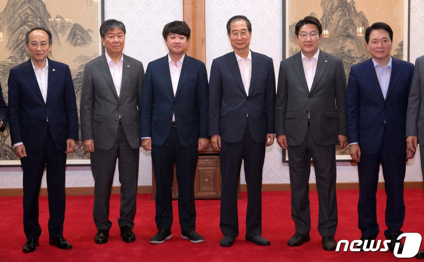 본문 이미지 - 한덕수 국무총리와 이준석 국민의힘 대표를 비롯한 참석자들이 6일 오전 서울 삼청동 총리공관에서 윤석열 정부 출범 뒤 처음으로 열린 고위 당정 협의회에서 기념 촬영을 하고 있다. 왼쪽부터 추경호 경제부총리 겸 기획재정부 장관, 김대기 대통령비서실장, 이 대표, 한 총리, 권성동 국민의힘 원내대표, 성일종 정책위의장. 2022.7.6/뉴스1 ⓒ News1 국회사진취재단