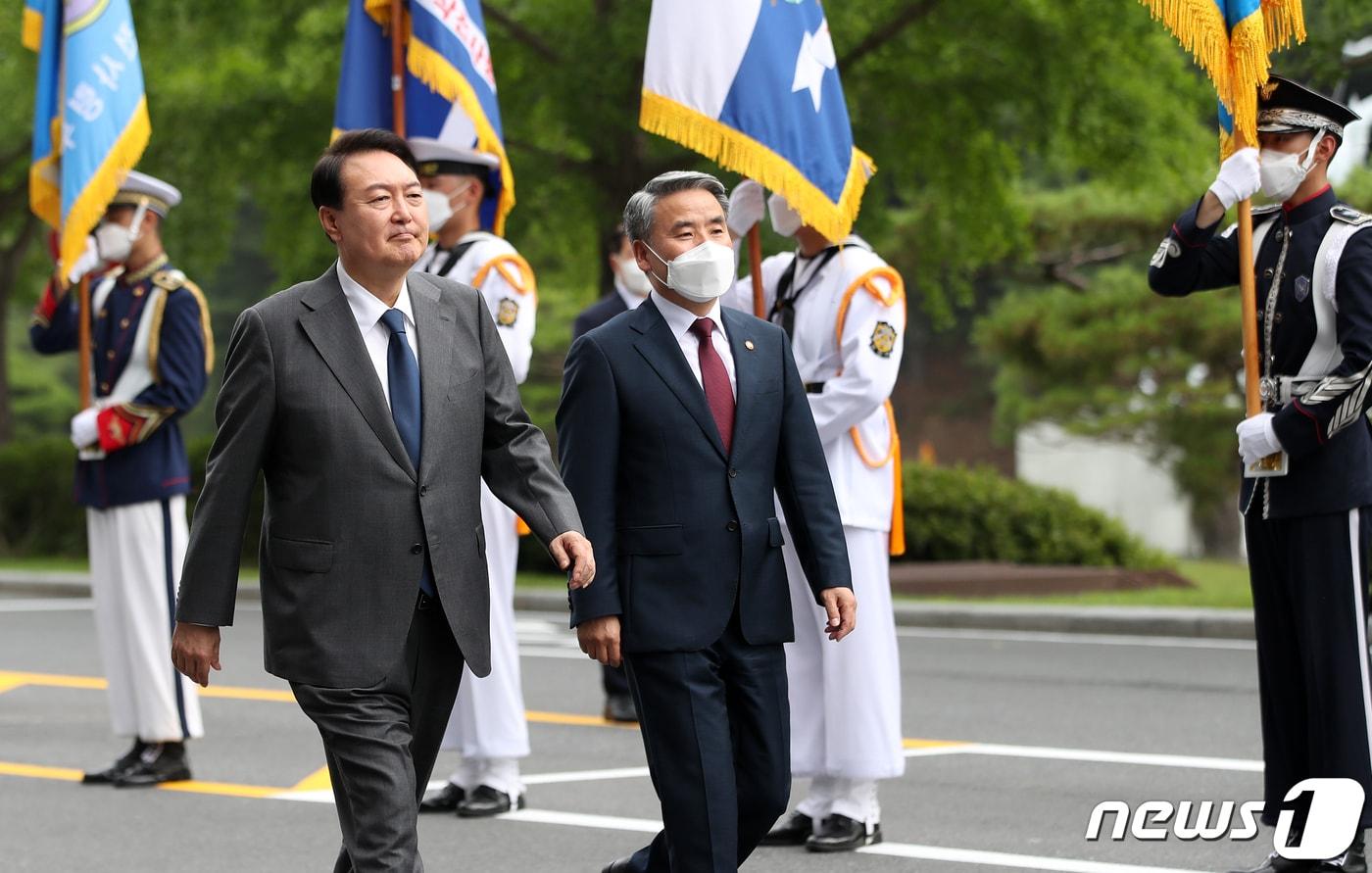 본문 이미지 - 윤석열 전 대통령이 충남 계룡대에서 열린 2022년 전반기 전군 주요지휘관 회의에 앞서 이종섭 당시 국방부 장관과 함께 3군 사열대의 도열을 받으며 입장하고 있다. 대통령실사진기자단 2022.7.6 ⓒ 뉴스1 오대일 기자