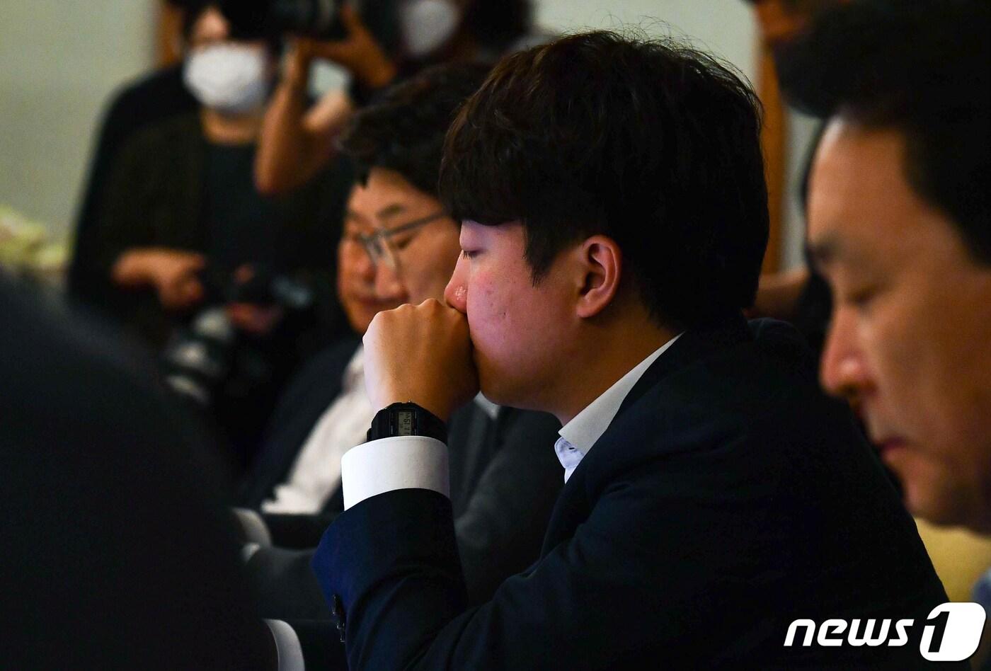 본문 이미지 - 이준석 국민의힘 대표가 6일 서울 삼청동 총리공관에서 열린 제1차 고위 당정협의회에서 잠시 생각에 잠겨 있다. 2022.7.6/뉴스1 ⓒ News1 국회사진취재단