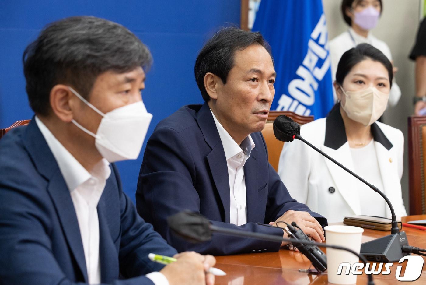 본문 이미지 - 우상호 더불어민주당 비상대책위원장이 6일 서울 여의도 국회에서 비공개 당무위원회를 마친 후 기자간담회를 하고 있다. 2022.7.6/뉴스1 ⓒ News1 이재명 기자