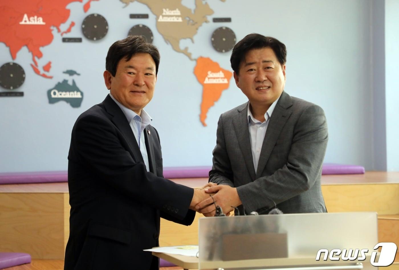 김광수 제주교육감&#40;왼쪽&#41;, 오영훈 제주지사&#40;자료사진&#41;/뉴스1