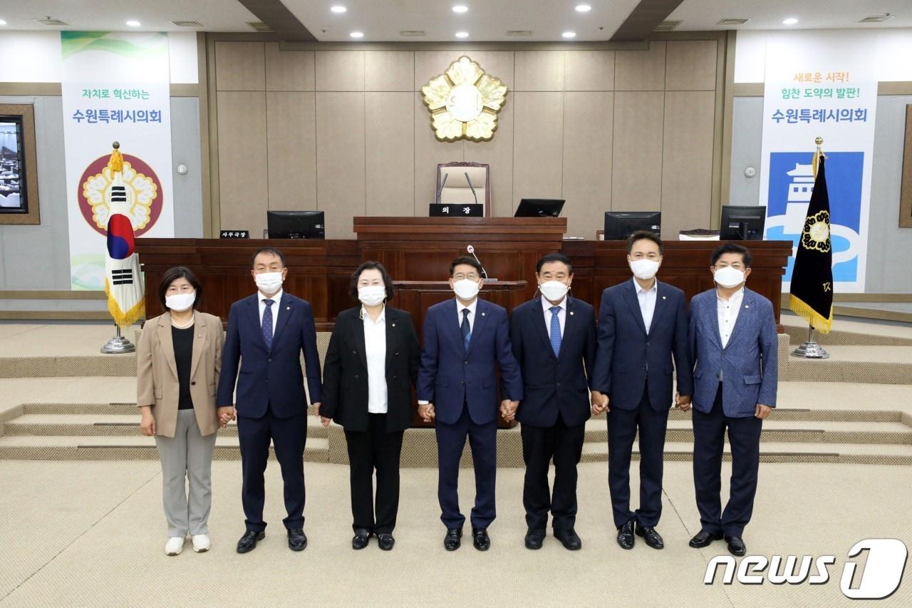 본문 이미지 - 왼쪽부터 조미옥 도시환경위원장, 조문경 문화체육교육위원장, 유준숙 기획경제위원장, 김기정 의장, 이재식 부의장, 강영우 의회운영위원장, 정영모 복지안전위원장. ⓒ 뉴스1