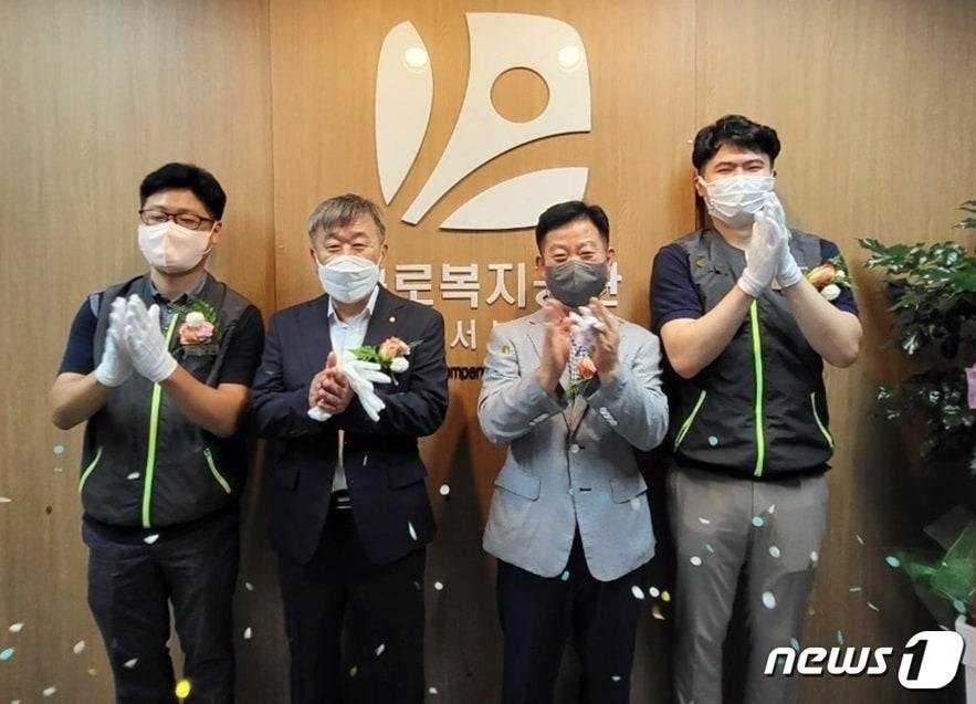 본문 이미지 - 근로복지공단 대전서부지사 개소식에서 전명수 근로복지공단 대전지역본부장(왼쪽 두번째)등 참석자들이 기념촬영을 하고 있다. 왼쪽부터 손용태 공단 노동조합 대전본부장, 전 본부장, 권용대 공단 대전서부지사장, 김대기 공단 노동조합 대전서부지부장.ⓒ 뉴스1