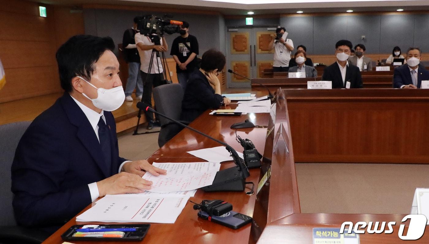 본문 이미지 - 원희룡 국토교통부 장관이 6일 서울 종로구 정부서울청사 별관에서 열린 제1회 국토교통 규제개혁위원회 전체회의에서 모두발언을 하고 있다. 2022.7.6/뉴스1 ⓒ News1 김명섭 기자
