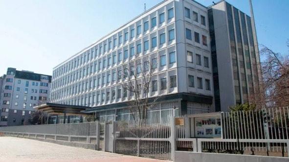 본문 이미지 - 독일 베를린 소재 북한대사관이 기업에 임대해 '시티 호스텔'로 운영되다 2020년 5월 폐쇄된 건물 앞에 최근 울타리가 설치됐다. (디 슈팀메 베를린스 캡처) ⓒ 뉴스1