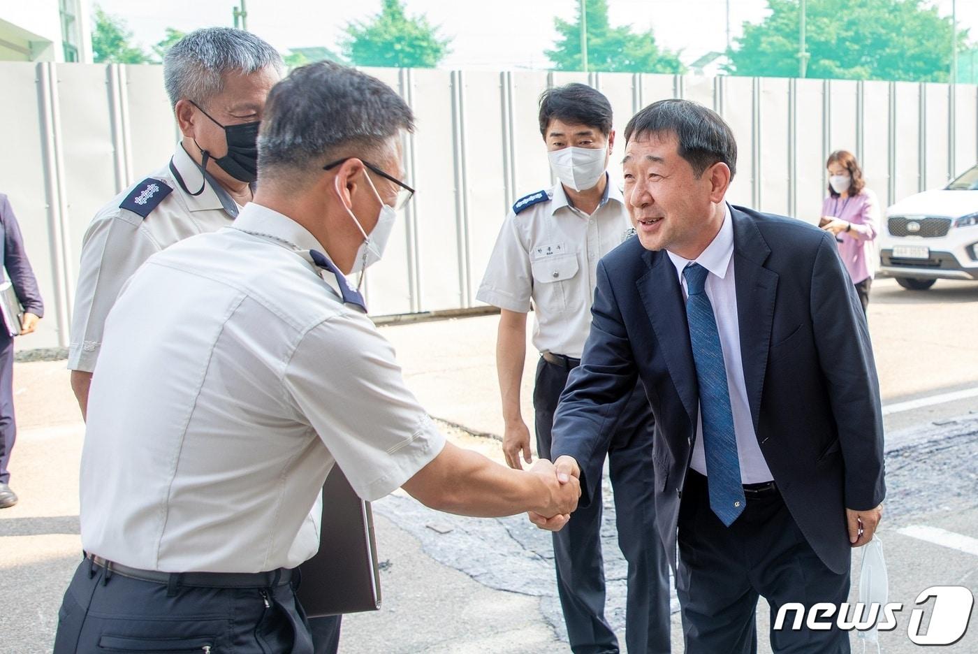 본문 이미지 - 이재영 증평군수(오른쪽)가 취임 이후 증평지구대를 방문하는 등 소통행보를 이어가고 있다.(중평군 제공)ⓒ 뉴스1