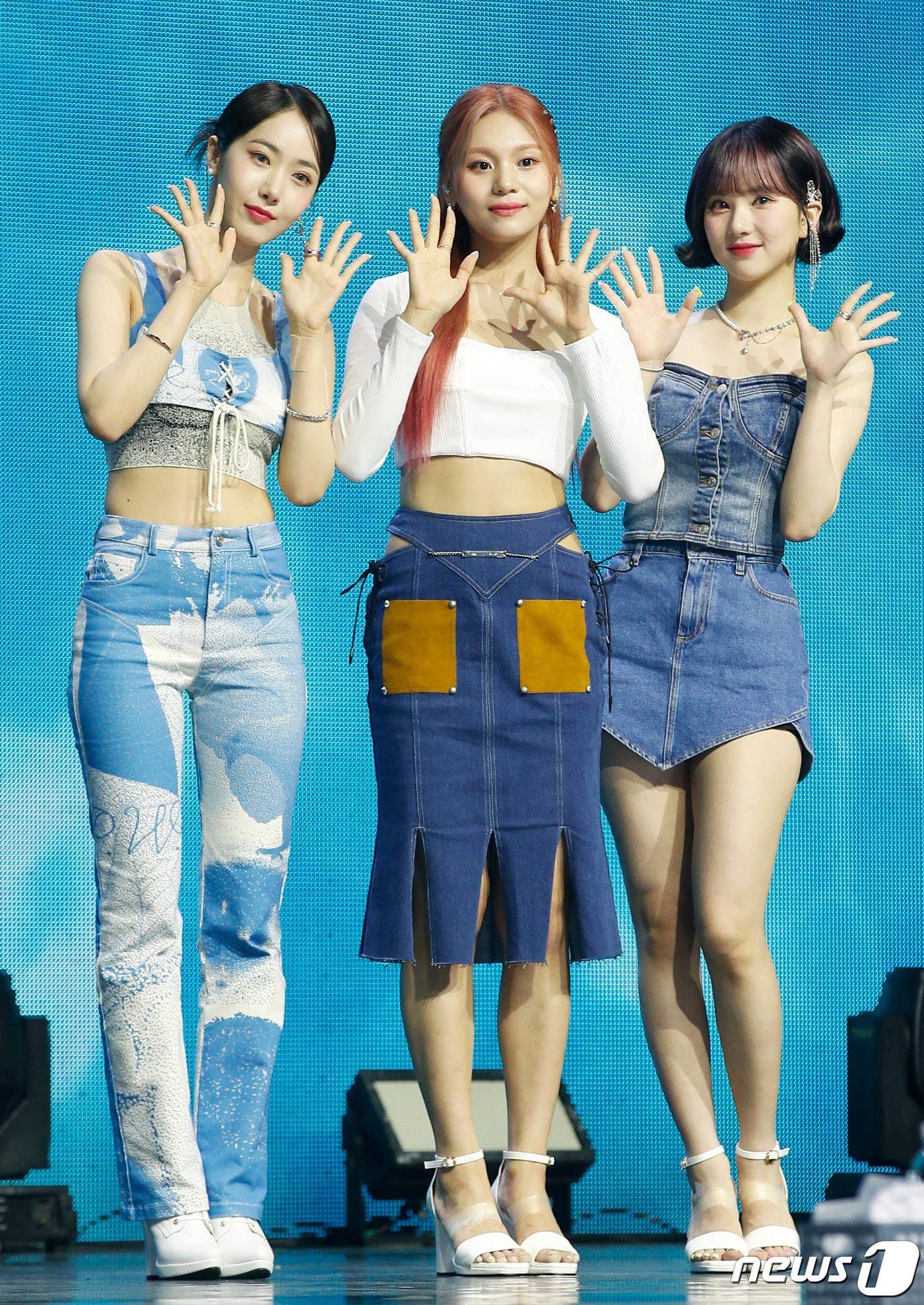 본문 이미지 - 걸그룹 VIVIZ(비비지) 신비(왼쪽부터)와 엄지, 은하가 6일 서울 광진구 예스24라이브홀에서 가진 두 번째 미니앨범 ‘서머 바이브(Summer Vibe)’ 발매 쇼케이스에서 포즈를 취하고 있다. 2022.7.6/뉴스1 ⓒ News1 권현진 기자