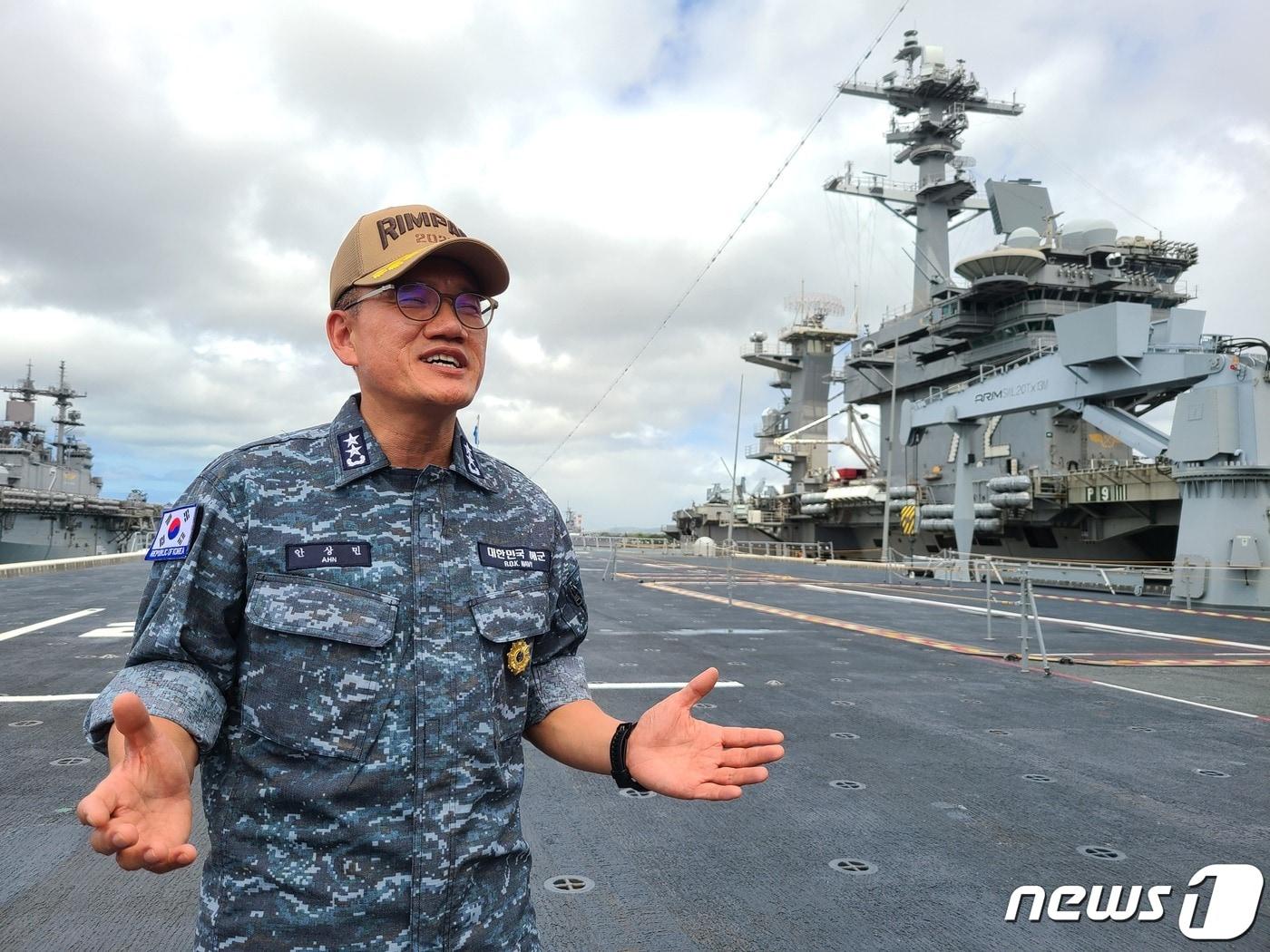 본문 이미지 - 안상민 림팩전단장이 5일(현지시간) 미국 하와이 진주만에 정박한 '마라도함'에서 훈련에 임하는 각오를 설명하고 있다. ⓒ 뉴스1