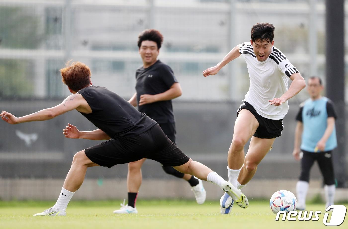 본문 이미지 - 대한민국 축구 국가대표팀의 에이스 손흥민이 6일 오후 경기도 성남시 성남FC 클럽하우스 내 그라운드에서 열린 아마추어팀과 조기 축구 경기에 출전해 드리블을 하고 있다. 2022.7.6/뉴스1 ⓒ News1 김진환 기자