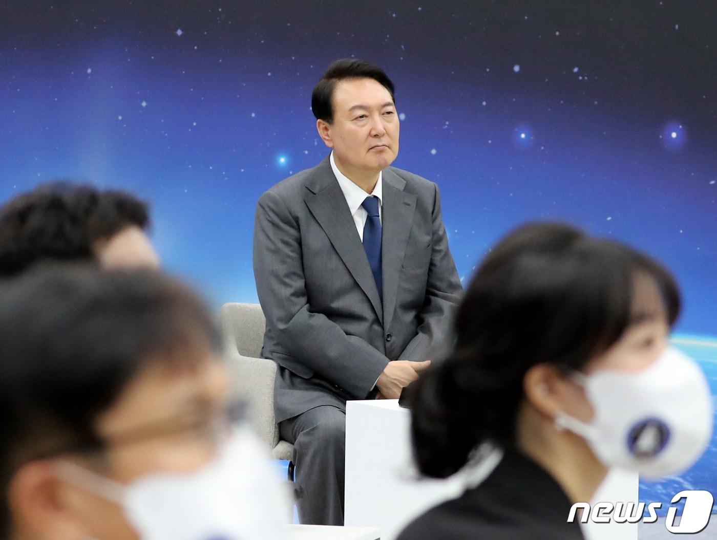 본문 이미지 - 윤석열 대통령이 지난 7월6일 대전 유성구 한국항공우주연구원에서 열린 우주경제 비전 선포식에서 누리호 개발 및 2차 발사영상을 시청하고 있다. (대통령실사진기자단)/뉴스1 ⓒ News1 안은나 기자