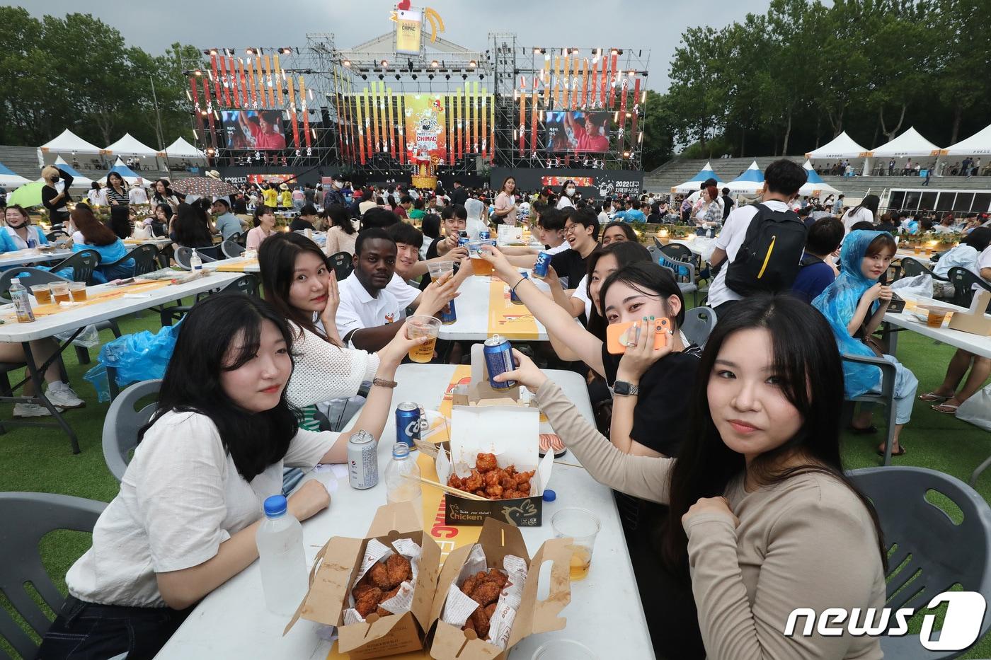 대구 달서구 두류야구장에서 열린 &#39;2022 대구치맥페스티벌&#39;을 찾은 시민들이 치킨·맥주와 함께 즐거운 시간을 보내고 있다.  2022.7.6/뉴스1 ⓒ News1 공정식 기자