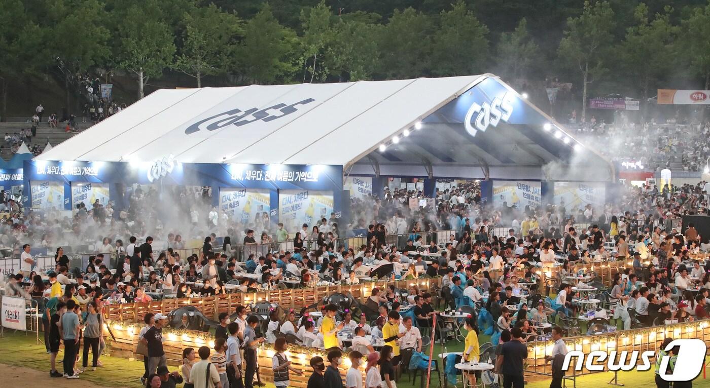 6일 오후 대구 달서구 두류야구장에서 열린 '2022 대구치맥페스티벌'을 찾은 시민들이 치킨·맥주와 함께 즐거운 시간을 보내고 있다. 2022.7.6/뉴스1 ⓒ News1 공정식 기자