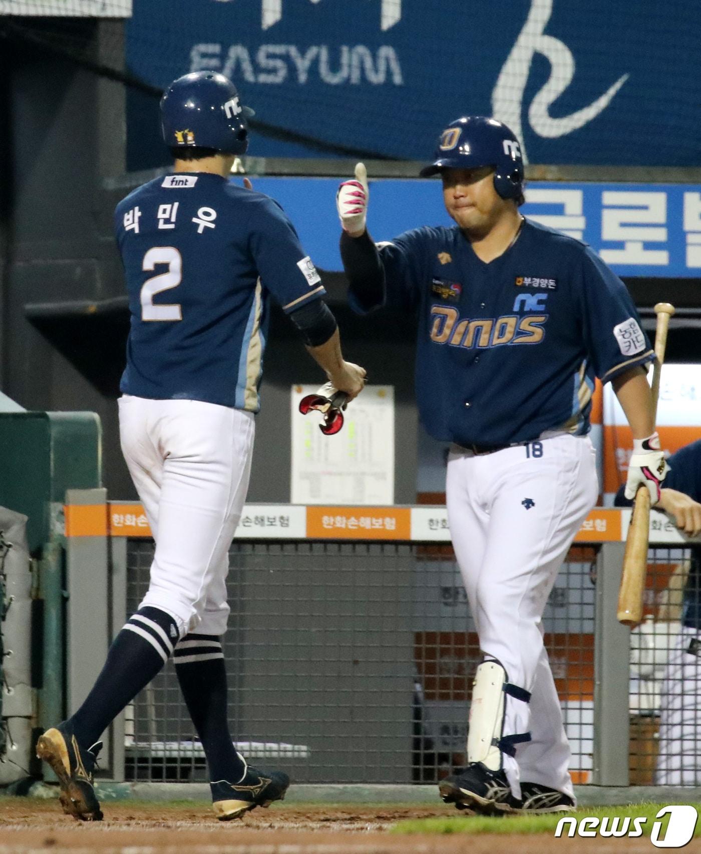 본문 이미지 - 6일 대전 중구 한화생명 이글스파크에서 열린 프로야구 '2022 신한은행 SOL KBO리그' NC 다이노스와 한화 이글스 경기에서 5회초 1사 1, 3루 상황 NC 박민우가 마티니의 외야 희생플라이로 득점한 뒤 박석민과 하이파이브를 하고 있다. 2022.7.6/뉴스1 ⓒ News1 김기태 기자